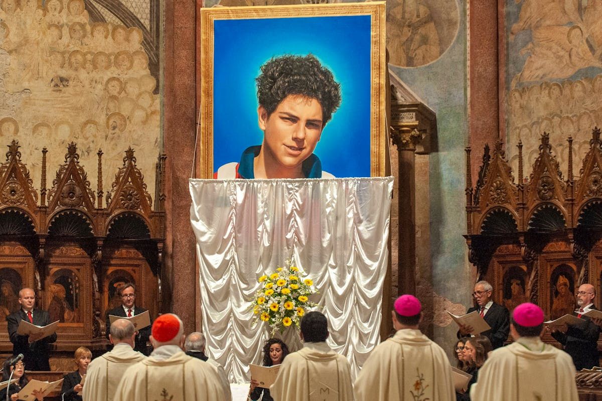 In der katholischen Kirche wird der verstorbene Carlo Acutis verehrt.