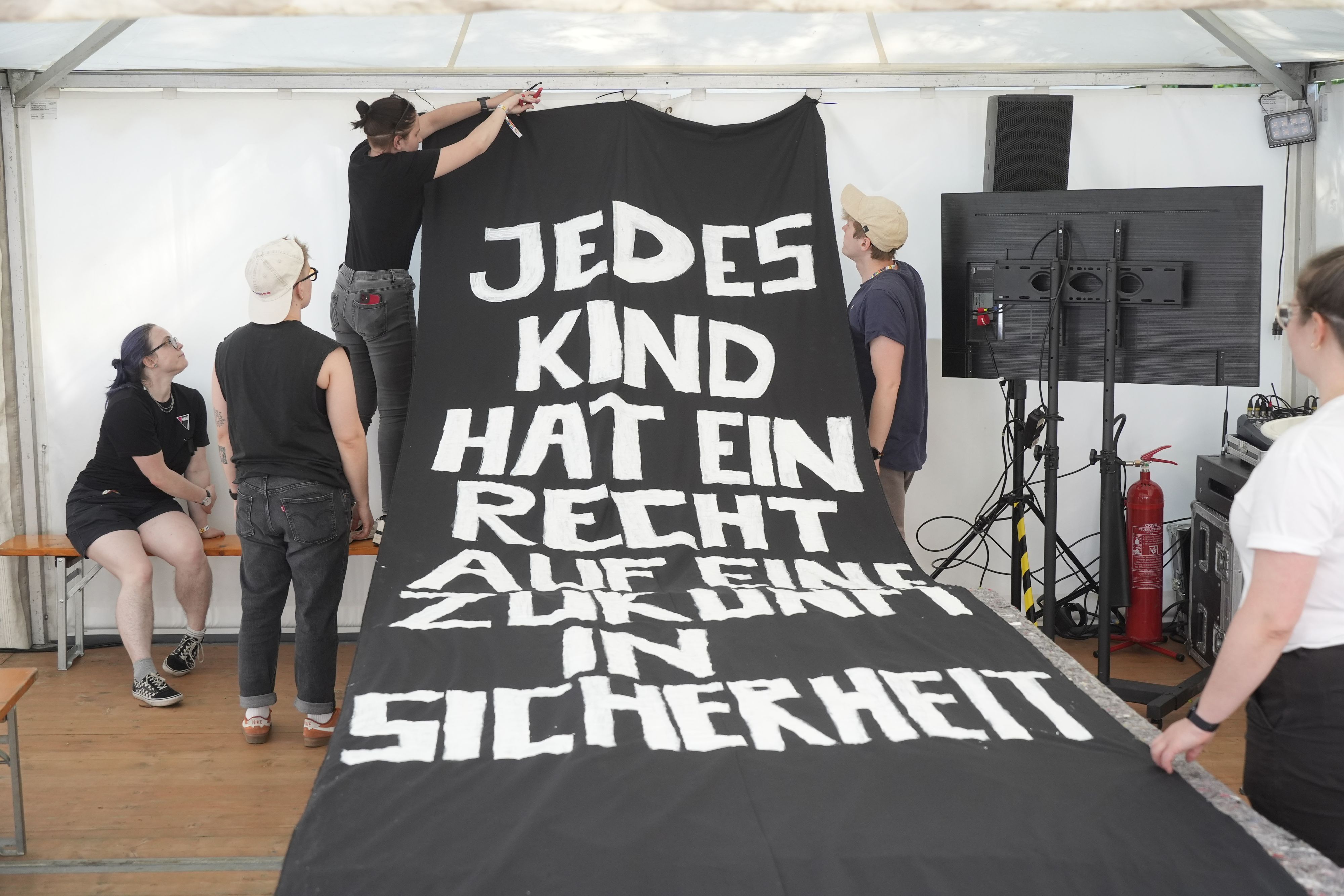 Das Trauer Banner wird bis zum Parlament an der Spitze der Parade stehen