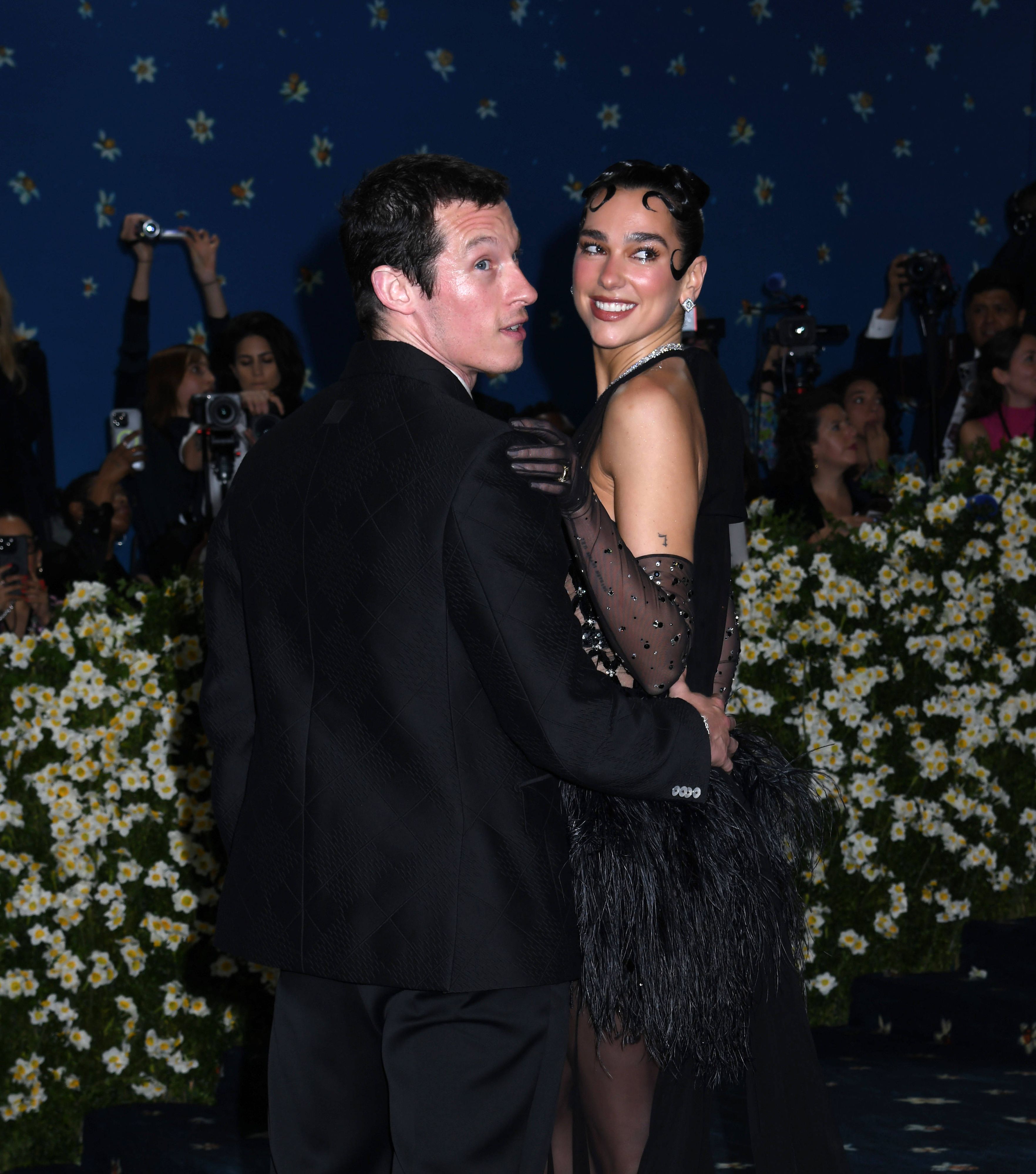 Sind nun verlobt: Callum Turner und Dua Lipa an der Met Gala 2025 in New York. 