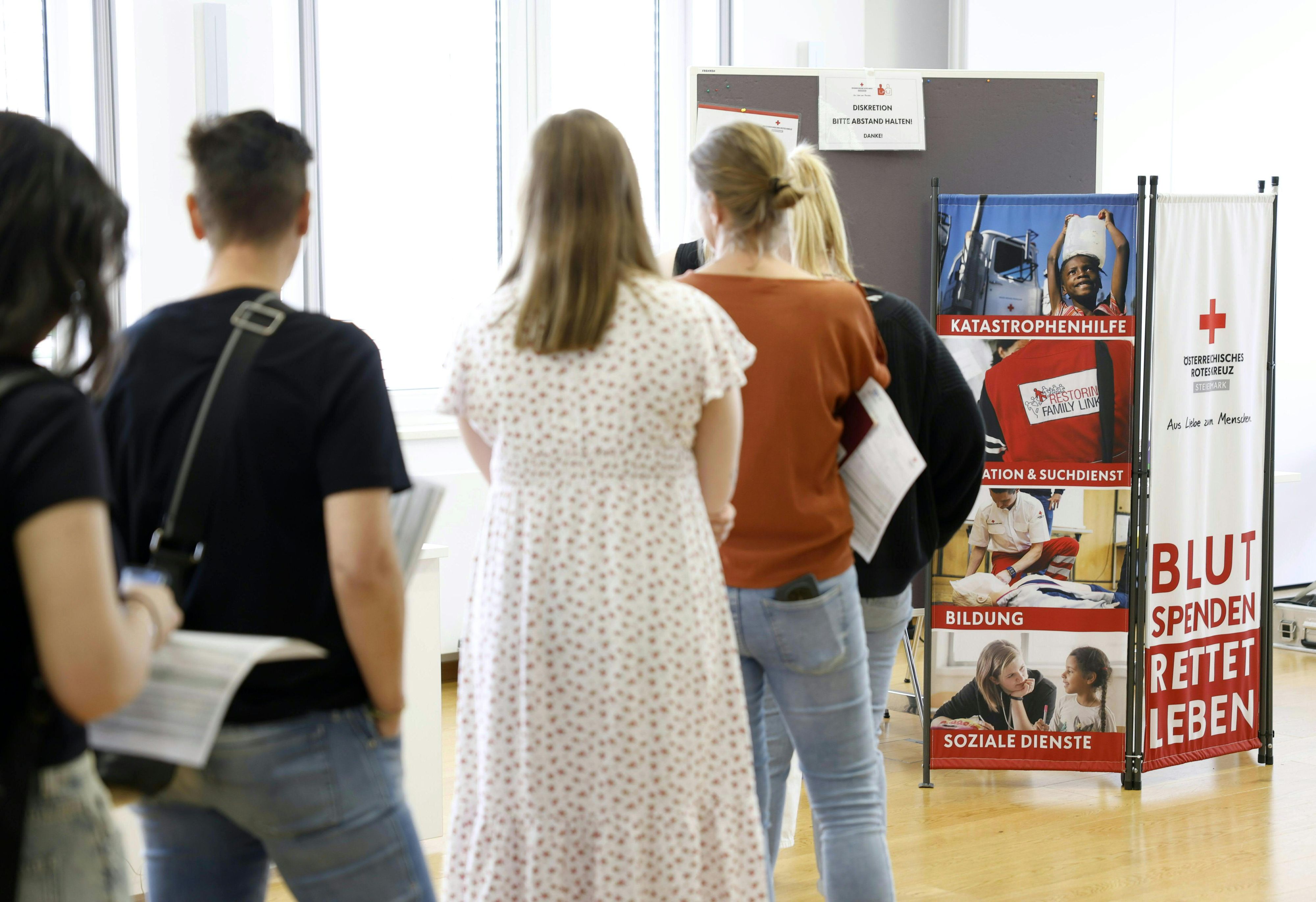 Vorräte werde knapp: Rotes Kreuz fordert Menschen zum Blutspenden auf (Symbolfoto aus Graz bei Aktion nach dem Amoklauf).