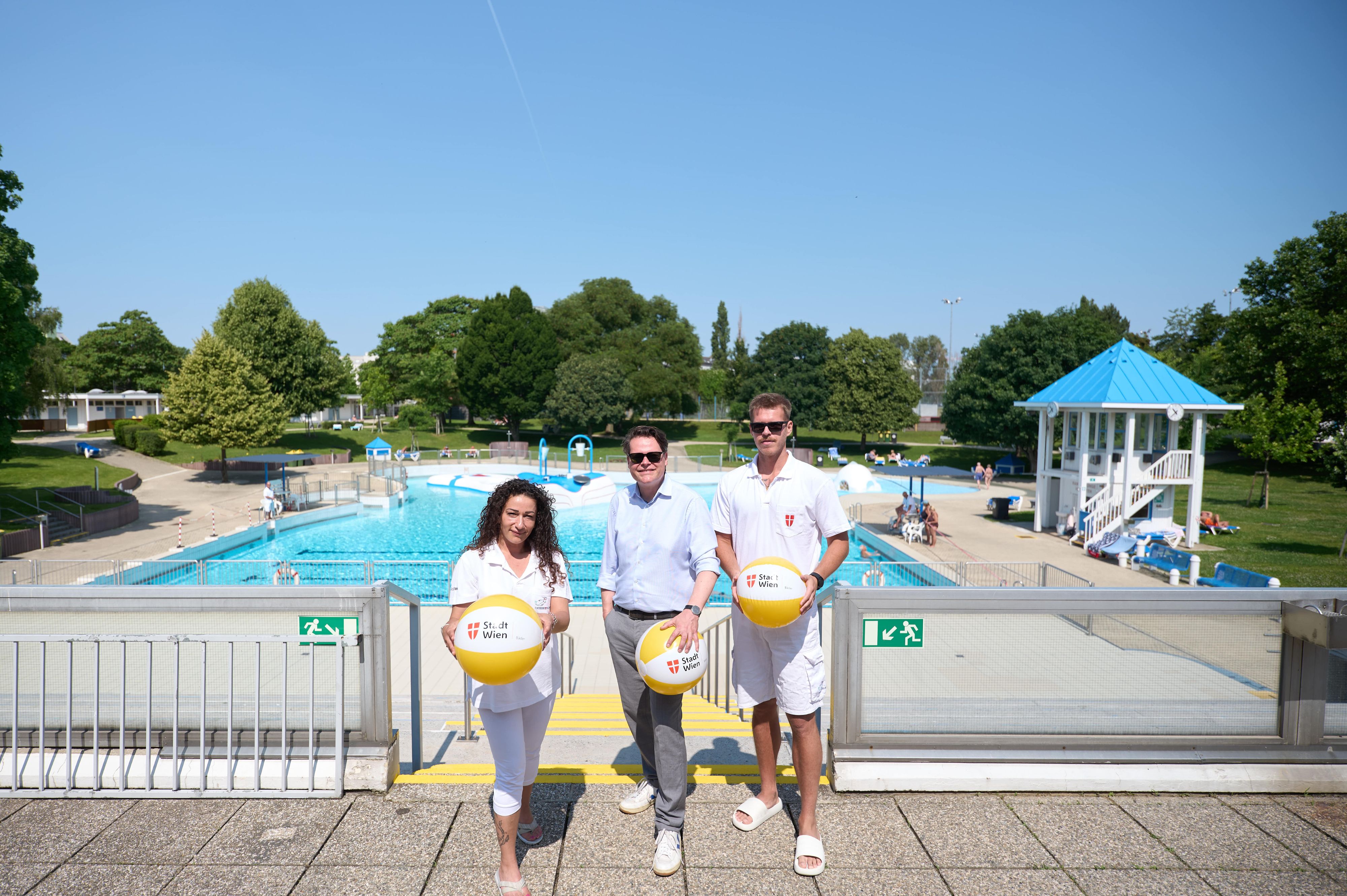 Das beliebte Freibad ist bereit für den Gästeansturm in den Sommermonaten und auch das neue Hallenbad so gut wie fertig.