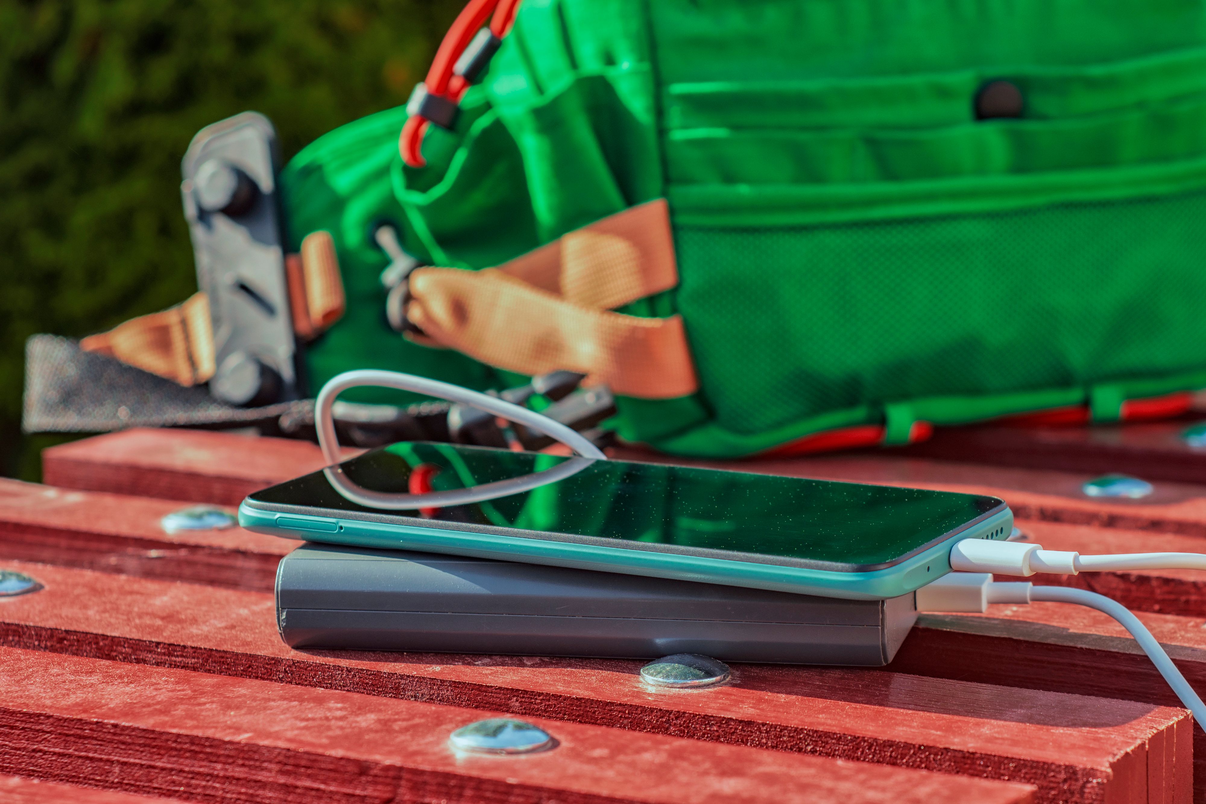 Powerbanks sind mobile Akkus, mit denen etwa Handys oder Laptops unterwegs geladen werden können.