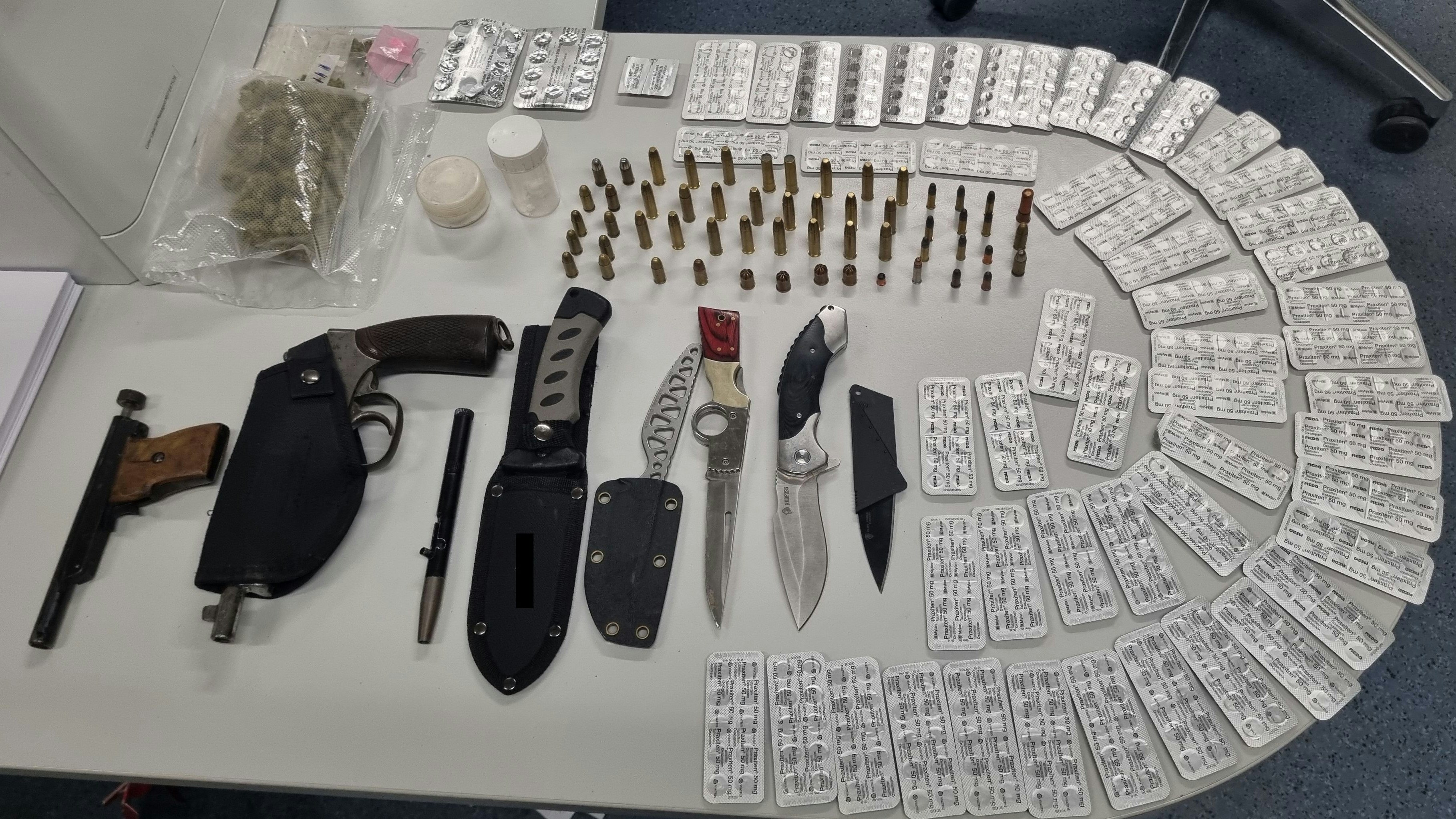 Heute.at - Schwerbewaffneter Mann in Supermarkt verängstigt Kunden