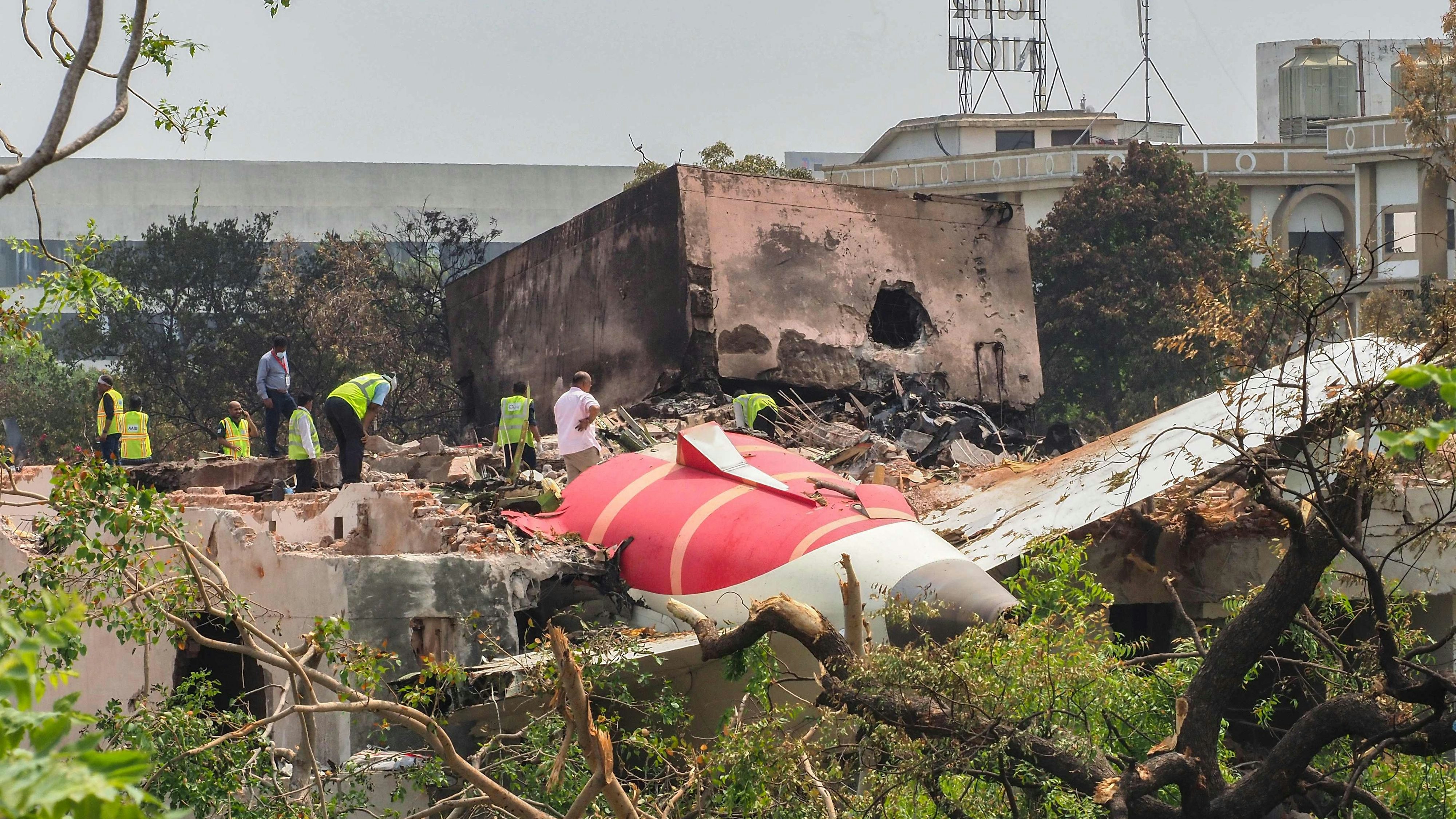 Download von www.picturedesk.com am 13.06.2025 (14:40).  An investigation team inspects the wreckage of Air India flight 171 a day after it crashed in a residential area near the airport, in Ahmedabad on June 13, 2025. Investigators recovered a black box recorder from the crash site on June 13 of a London-bound passenger jet that ploughed into a residential area of India's Ahmedabad city, killing at least 265 people on board and on the ground. (Photo by Sam PANTHAKY / AFP) - 20250613_PD4578 - Rechteinfo: Rights Managed (RM) Nur für redaktionelle Nutzung! Werbliche Nutzung erfordert Freigabe: bitte schicken Sie uns eine Anfrage.