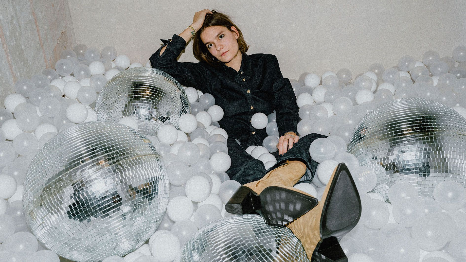 Mit pulsierenden Beats von CHIARA (Project Aura) wird das Event in der Galerie harmonisch begleitet.