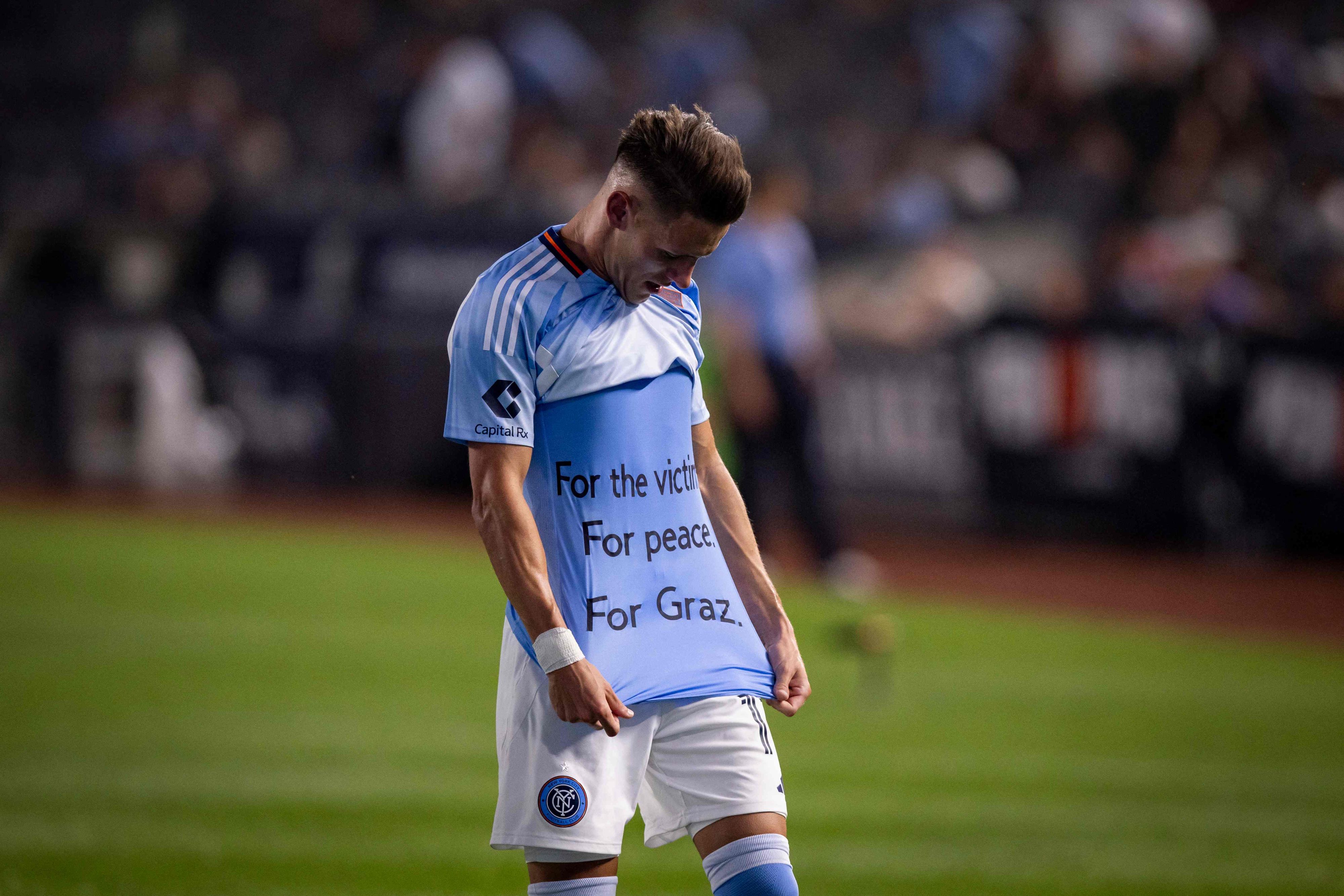 ÖFB-Legionär Hannes Wolf erinnerte mit einem T-Shirt an die Opfer des Amoklaufs von Graz. 