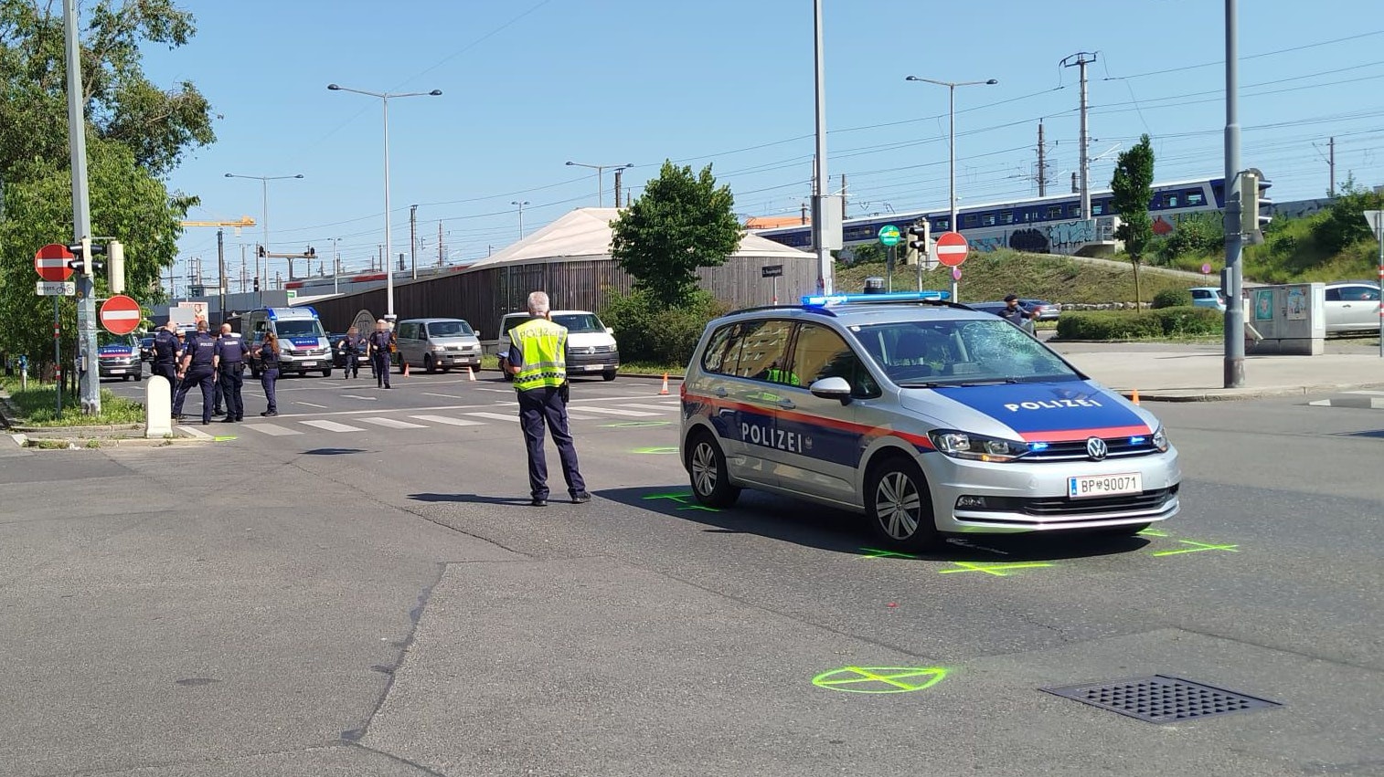 Schwerer Unfall! Polizeiauto erfasst Wiener am Gürtel