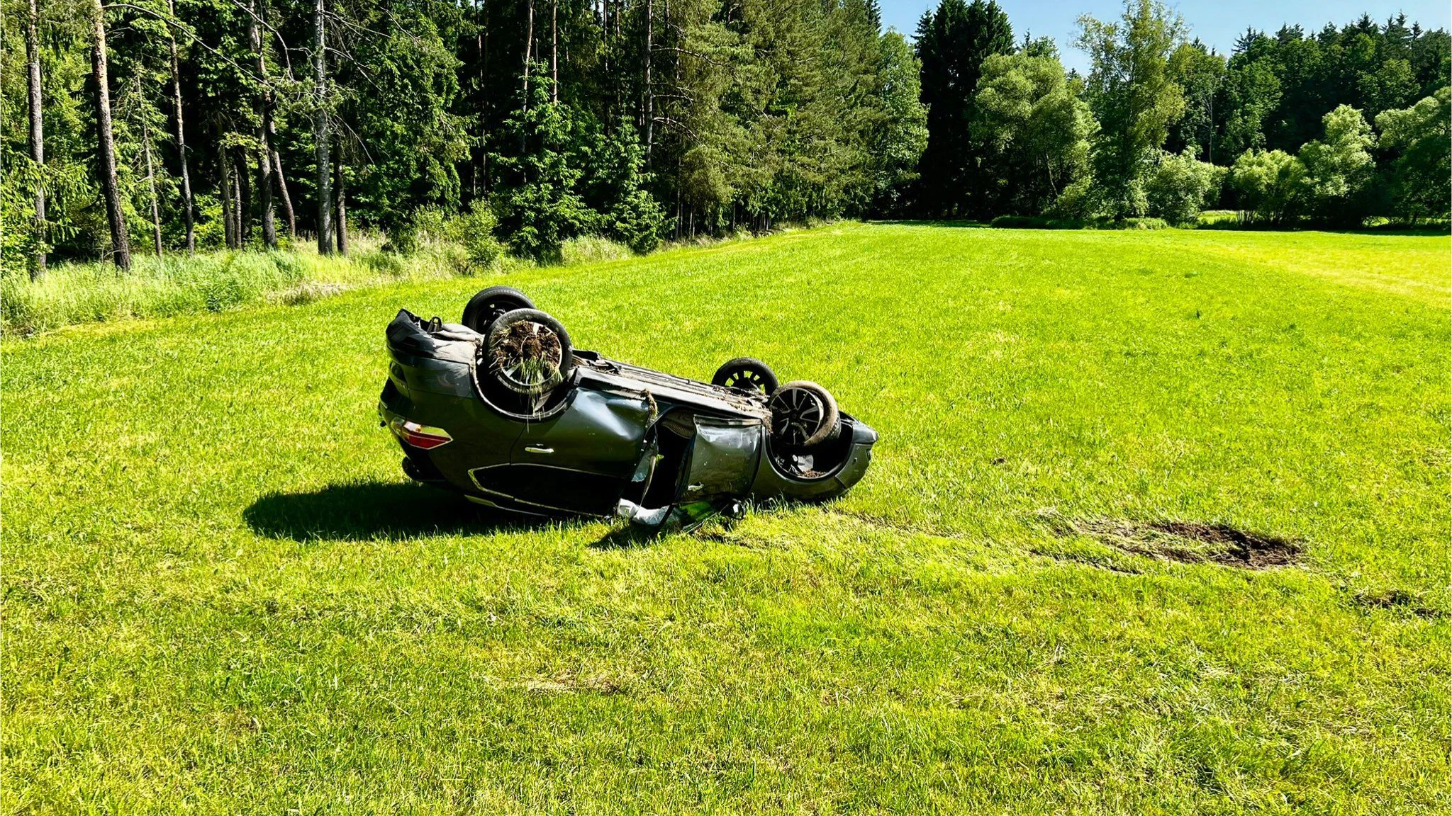 Heute.at - Alkolenker weicht Hasen aus - Auto überschlägt sich