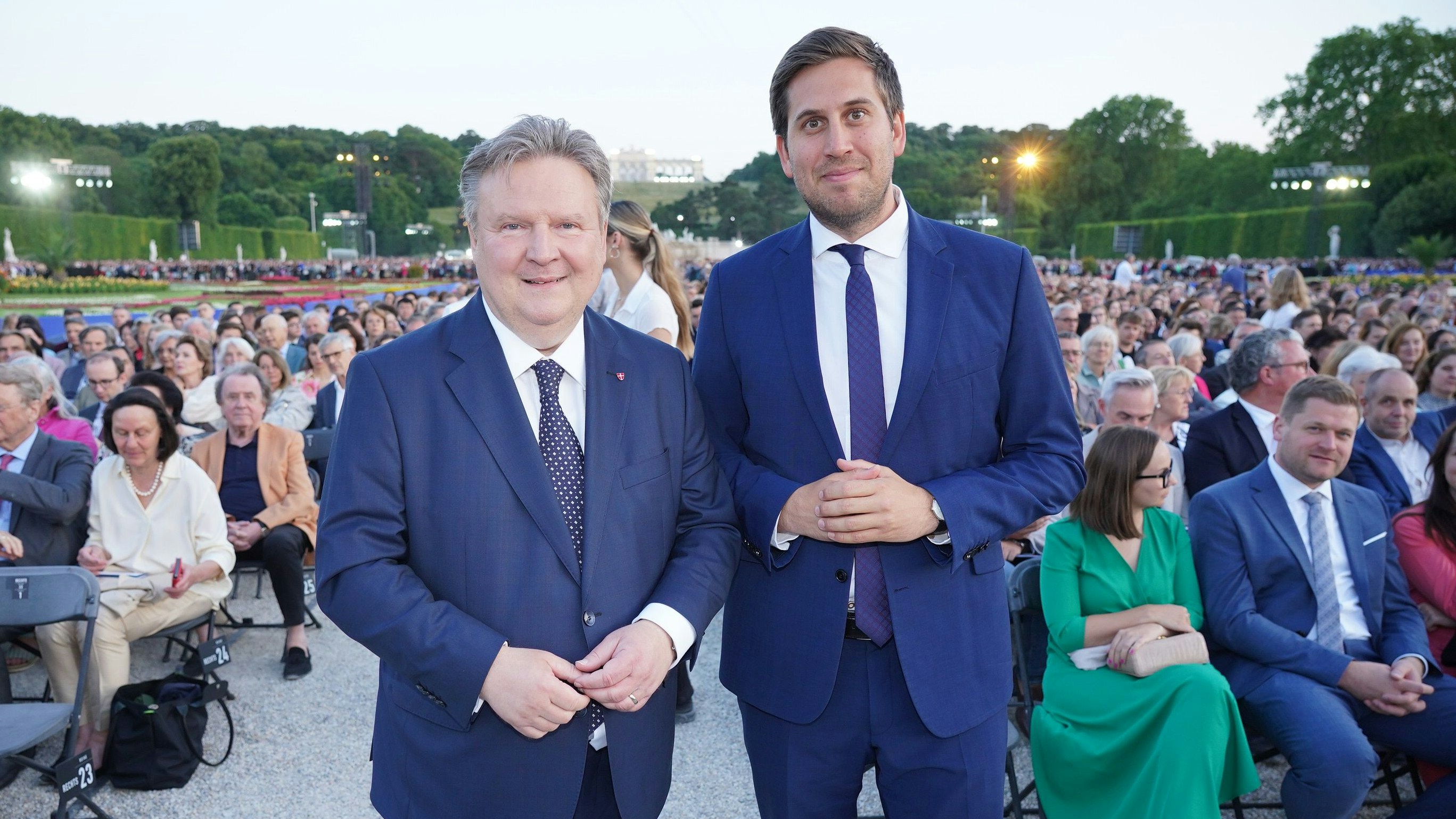 Heute.at - In aller Stille: Bürgermeister bei Sommernachtskonzert