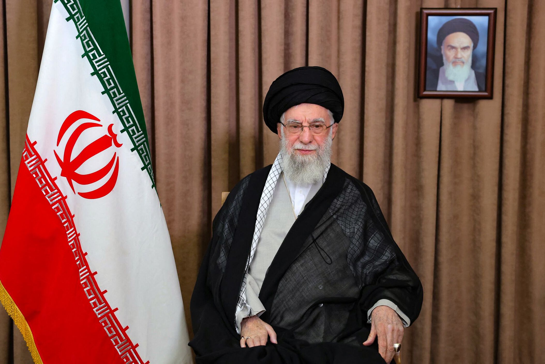 Ayatollah Ali Chamenei hat sich nach tagelanger Abwesenheit wieder zurückgemeldet.