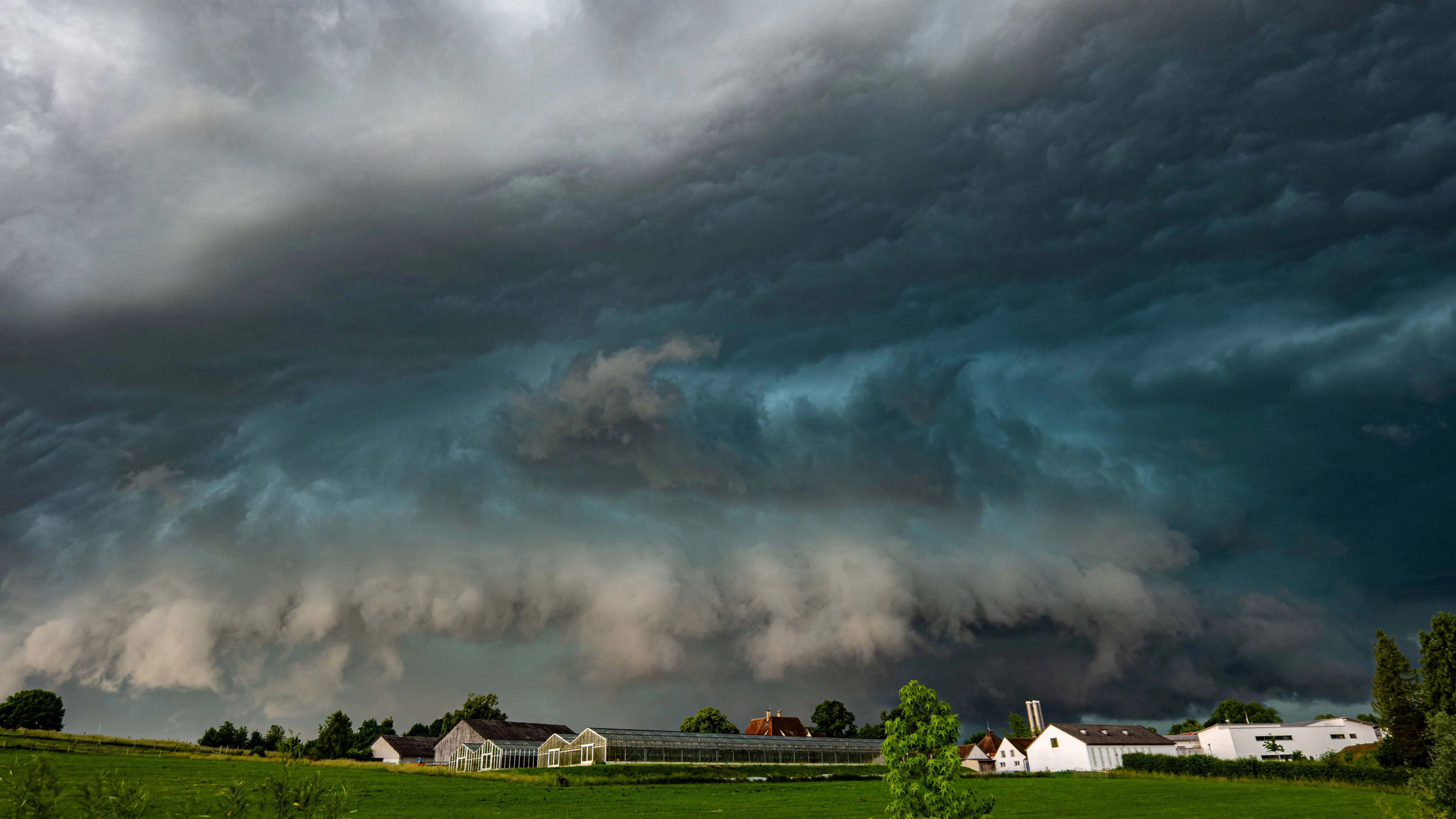 Eine Gewitter-Walze rollt über Österreich.