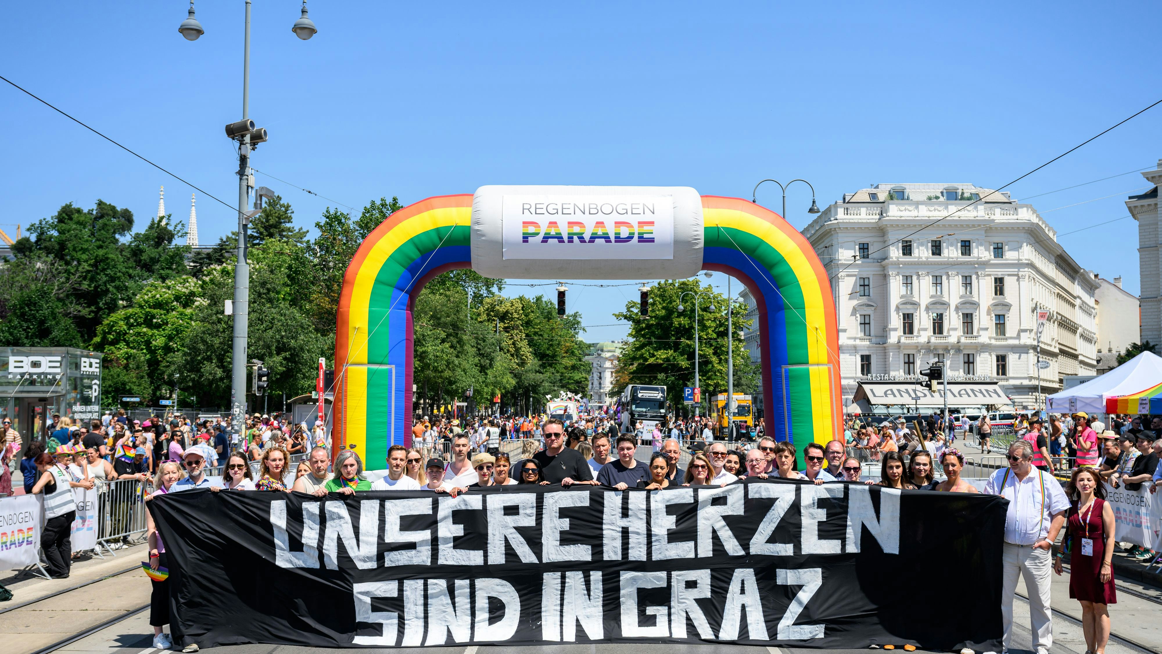 Heute.at - Stille und Regenbogen: 29. Pride gedenkt Opfern in Graz