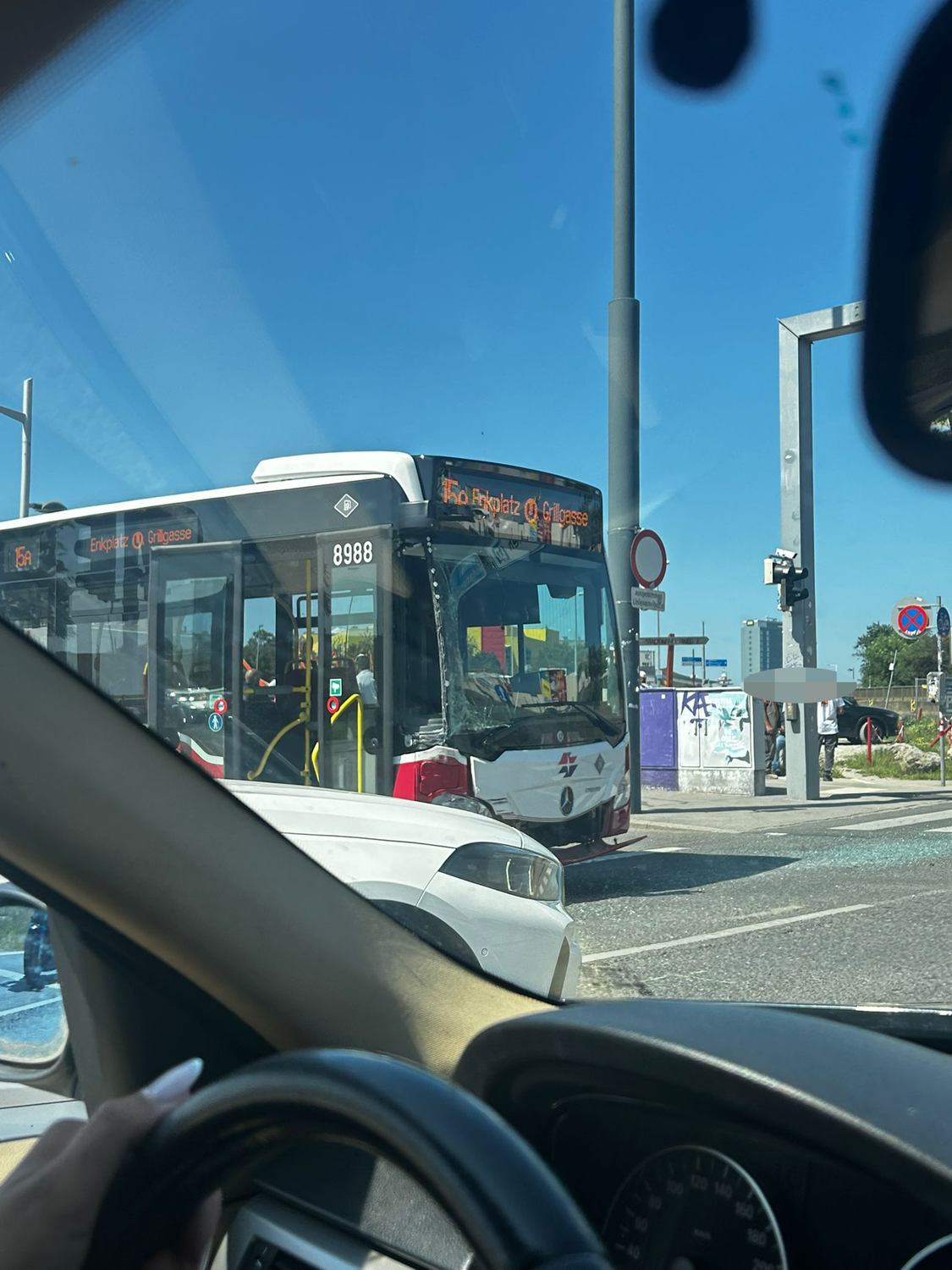 Durch den Zusammenstoß erlitten vier Personen Verletzungen