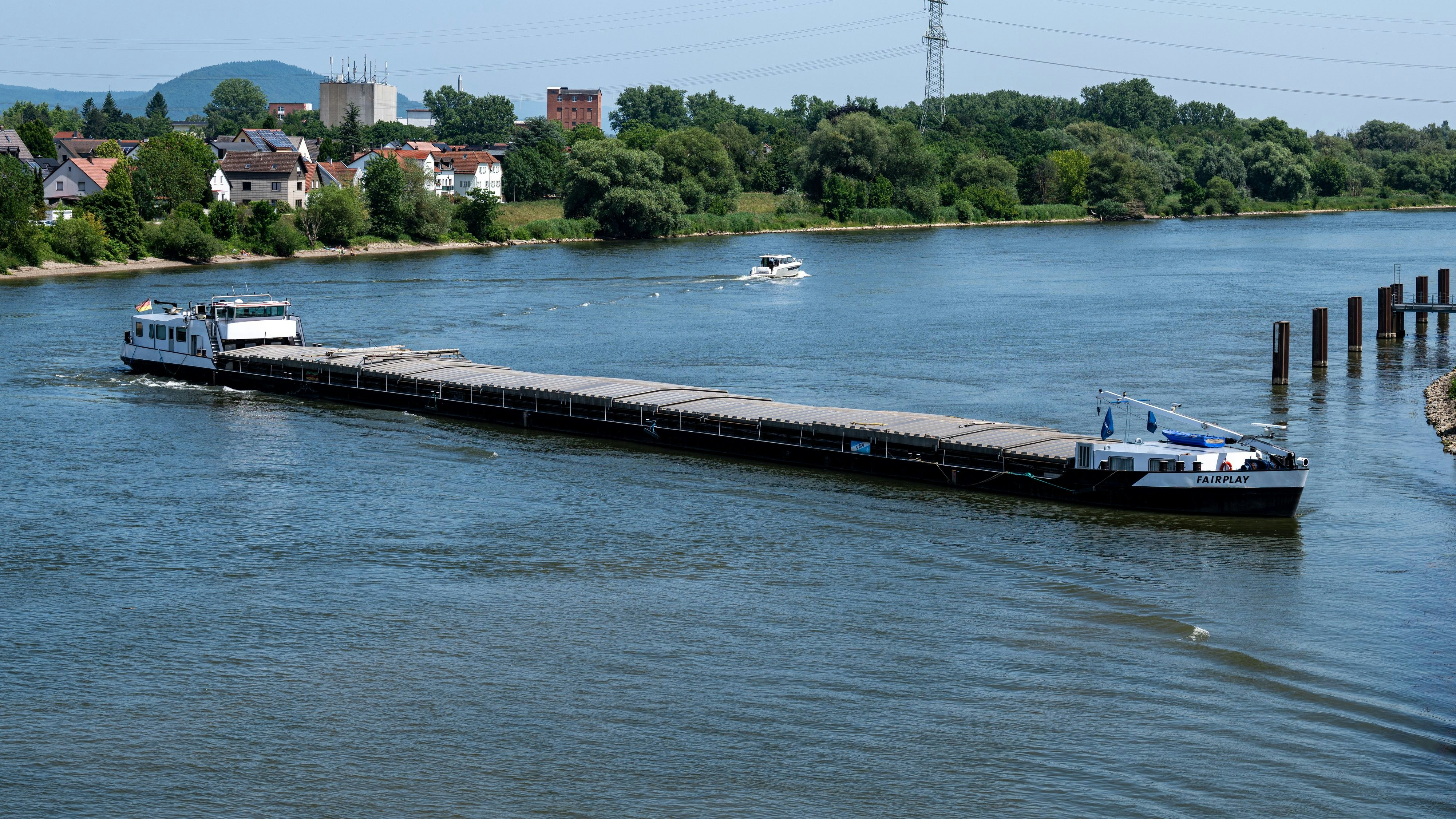 Heute.at - Seit Tagen festgefahren! Frachter steht auf Donau quer