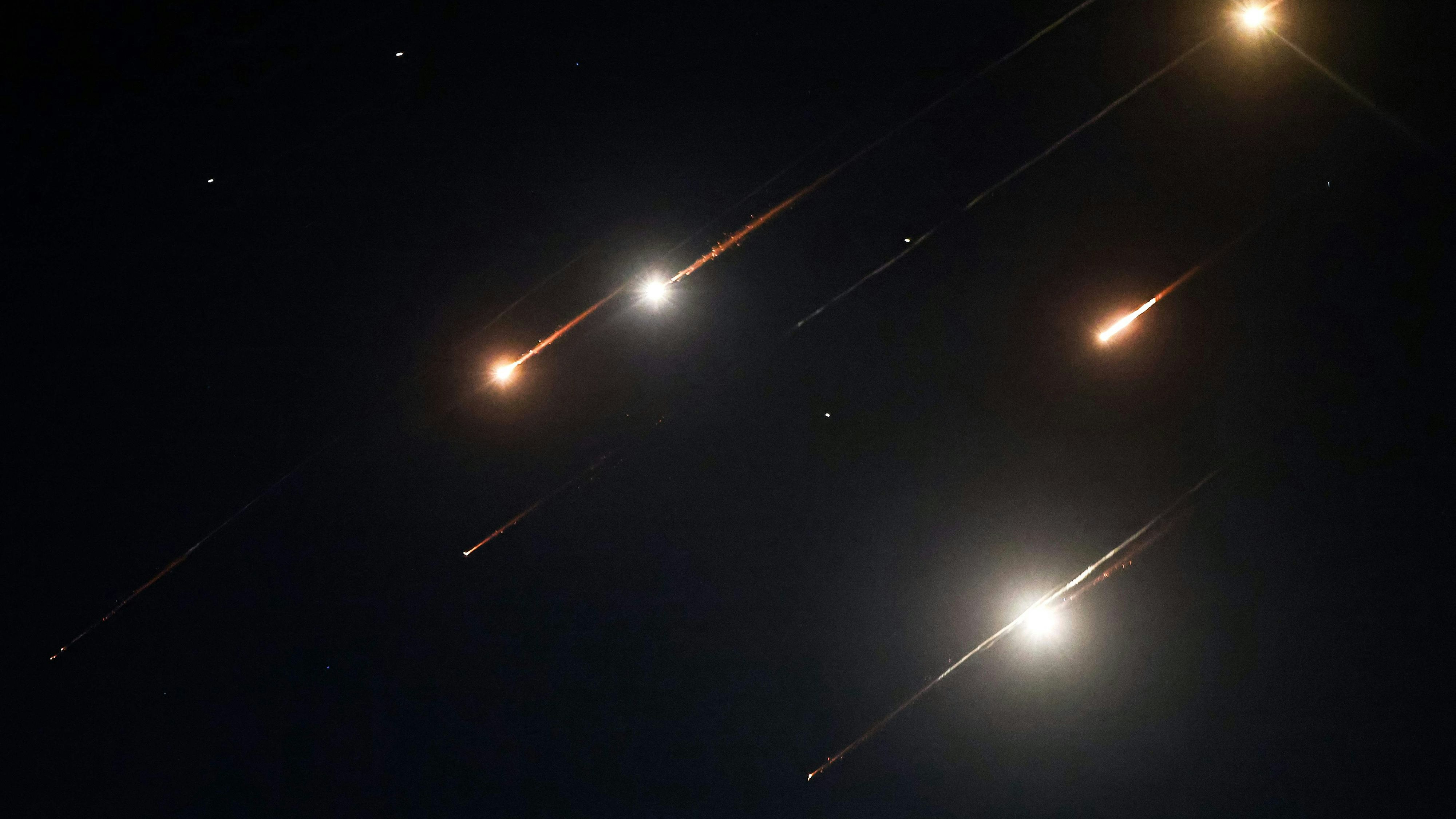 Heute.at - Raketen-Hagel trifft Israel – Einschläge gemeldet