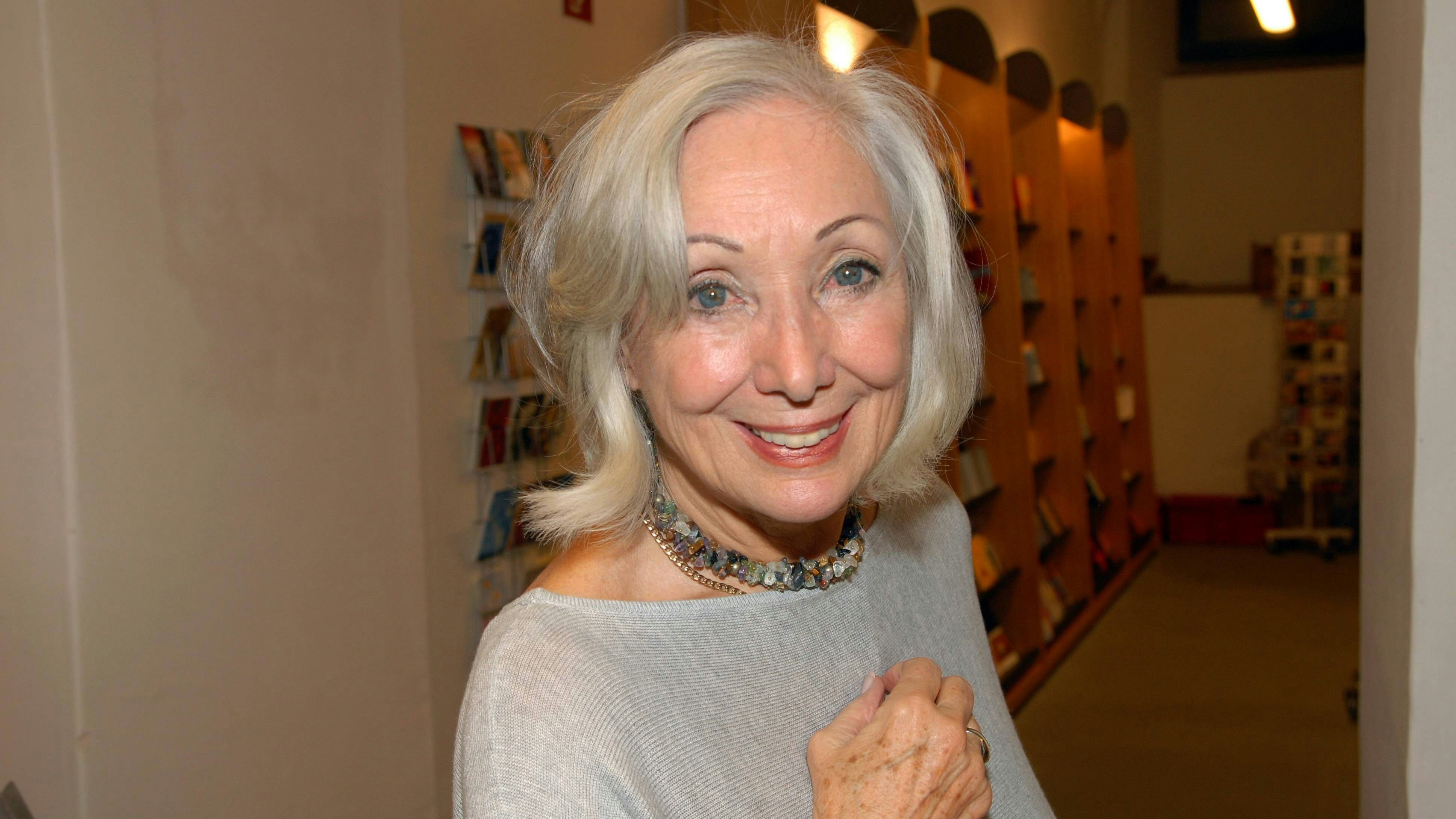 Bildnummer: 52773722  Datum: 14.11.2008  Copyright: imago/Manfred Siebinger Autorin Topsy Küppers liest aus ihrem Buch - Alle Träume führen nach Wien - am Rande der Salzburger Buchwoche in Salzburg, Personen , optimistisch; 2008, Salzburg, Lesung, Literatur; , quer, Kbdig, Porträt, Randbild, People  Bildnummer 52773722 Date 14 11 2008 Copyright Imago Manfred Inger screen Author Topsy Kueppers reads out her Book all Dreams lead after Vienna at Edge the Salzburg Book Week in Salzburg People optimistic 2008 Salzburg Reading Literature horizontal Kbdig Portrait Edge image Celebrities 