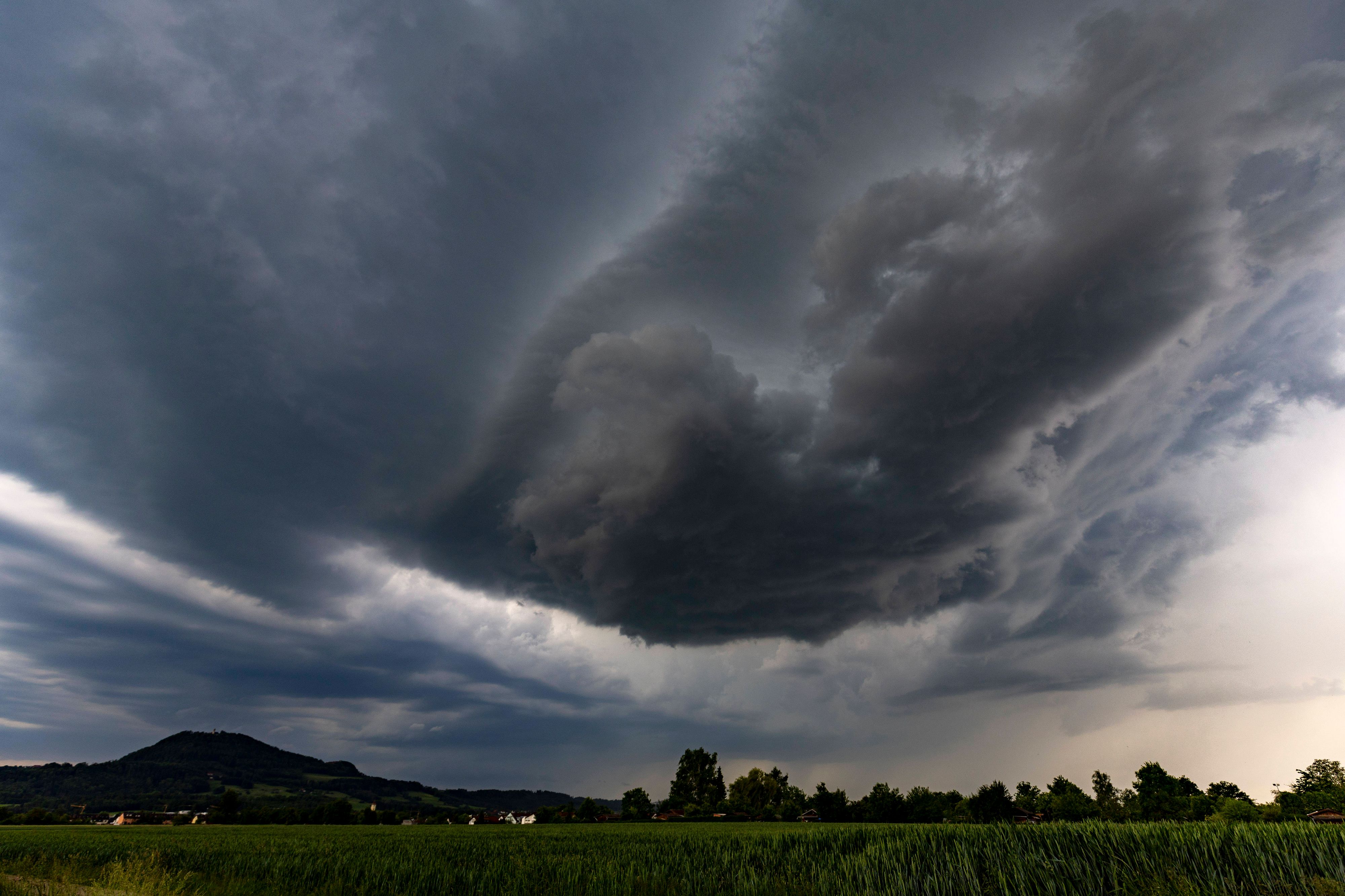 Die ruhige und teils heiße Wetterphase kommt im Laufe des Sonntags zu Ende.