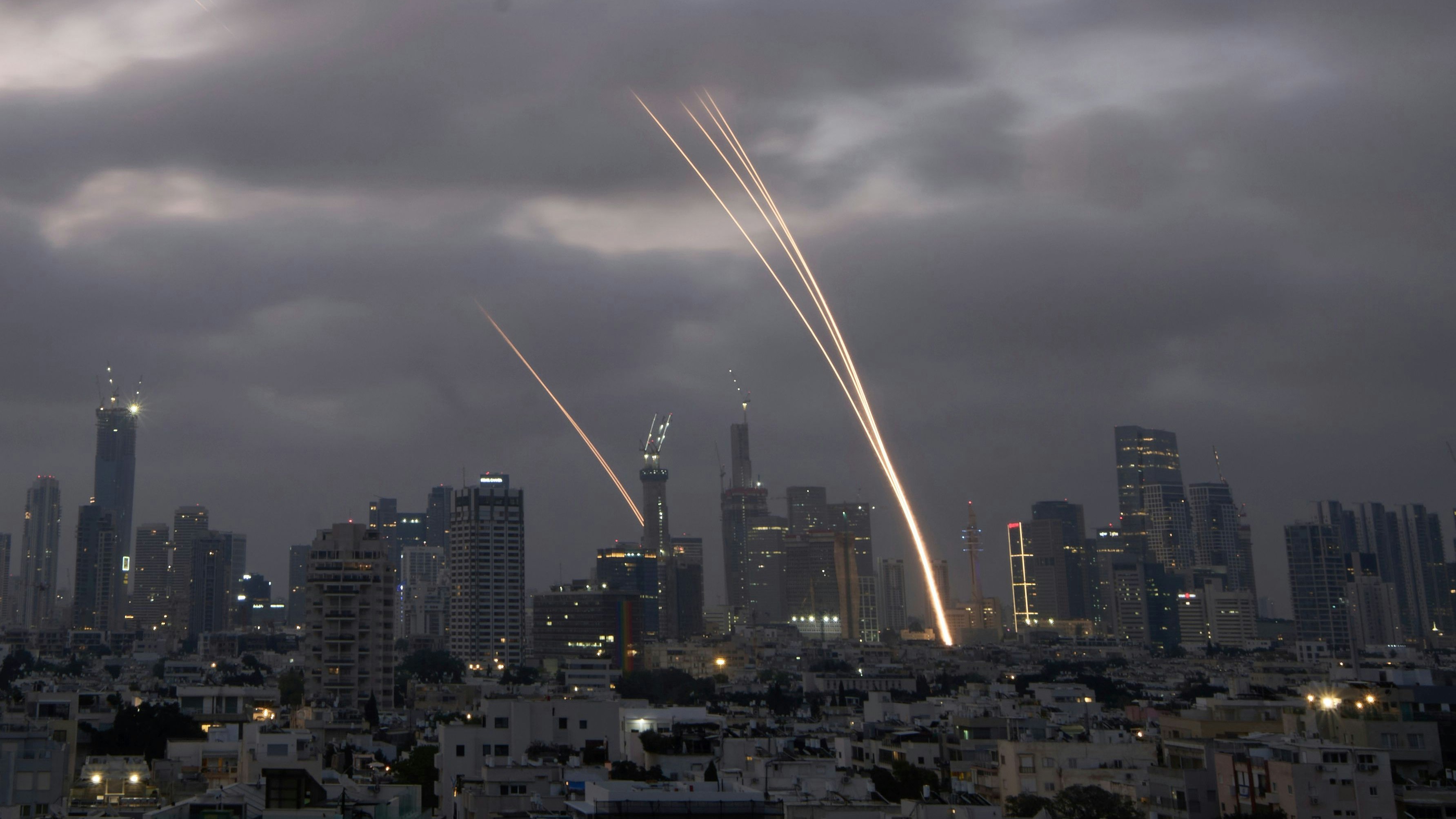 Heute.at - Fünf Explosionen! Iran feuert weiter Raketen auf Israel