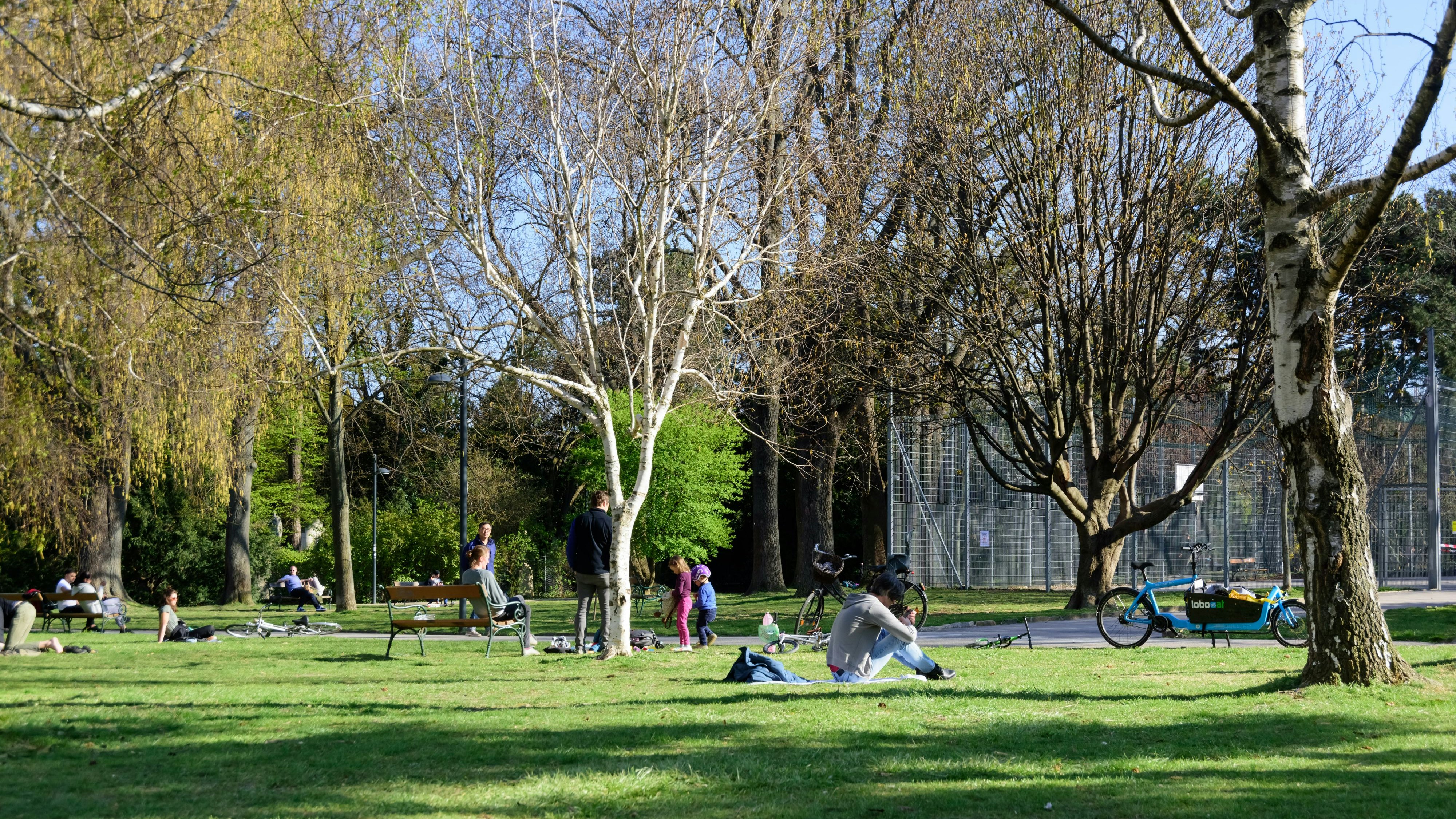 Heute.at - Messer-Angreifer sticht in Wiener Park auf Mann ein