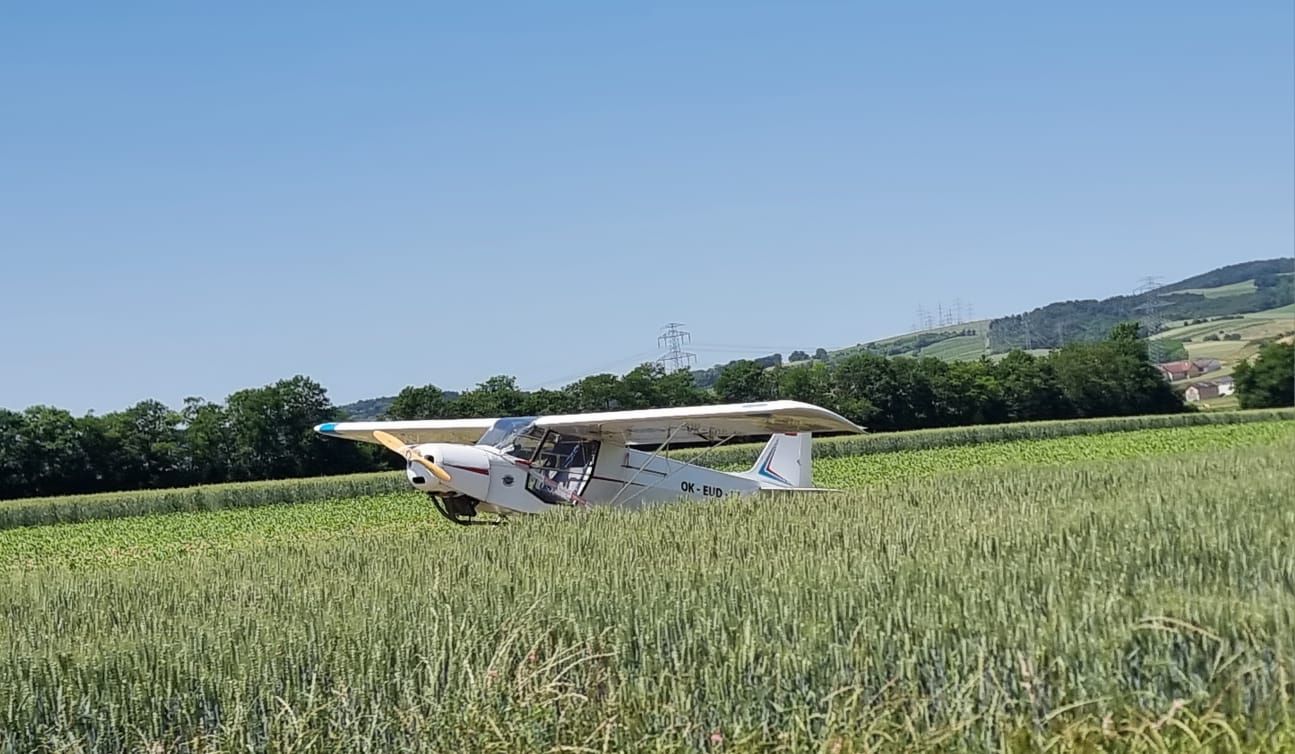 Der Flieger setzte in einem Acker neben der B6 Laaer Straße auf.
