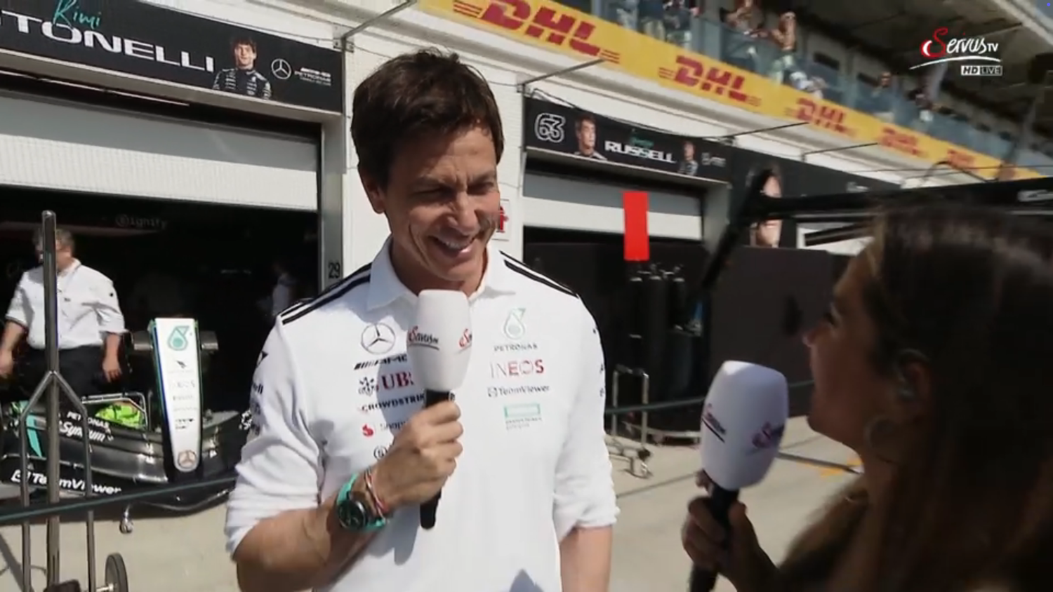 Toto Wolff lächelt spitzbübisch, nachdem er Reporterin Andrea Schlager aufzog.