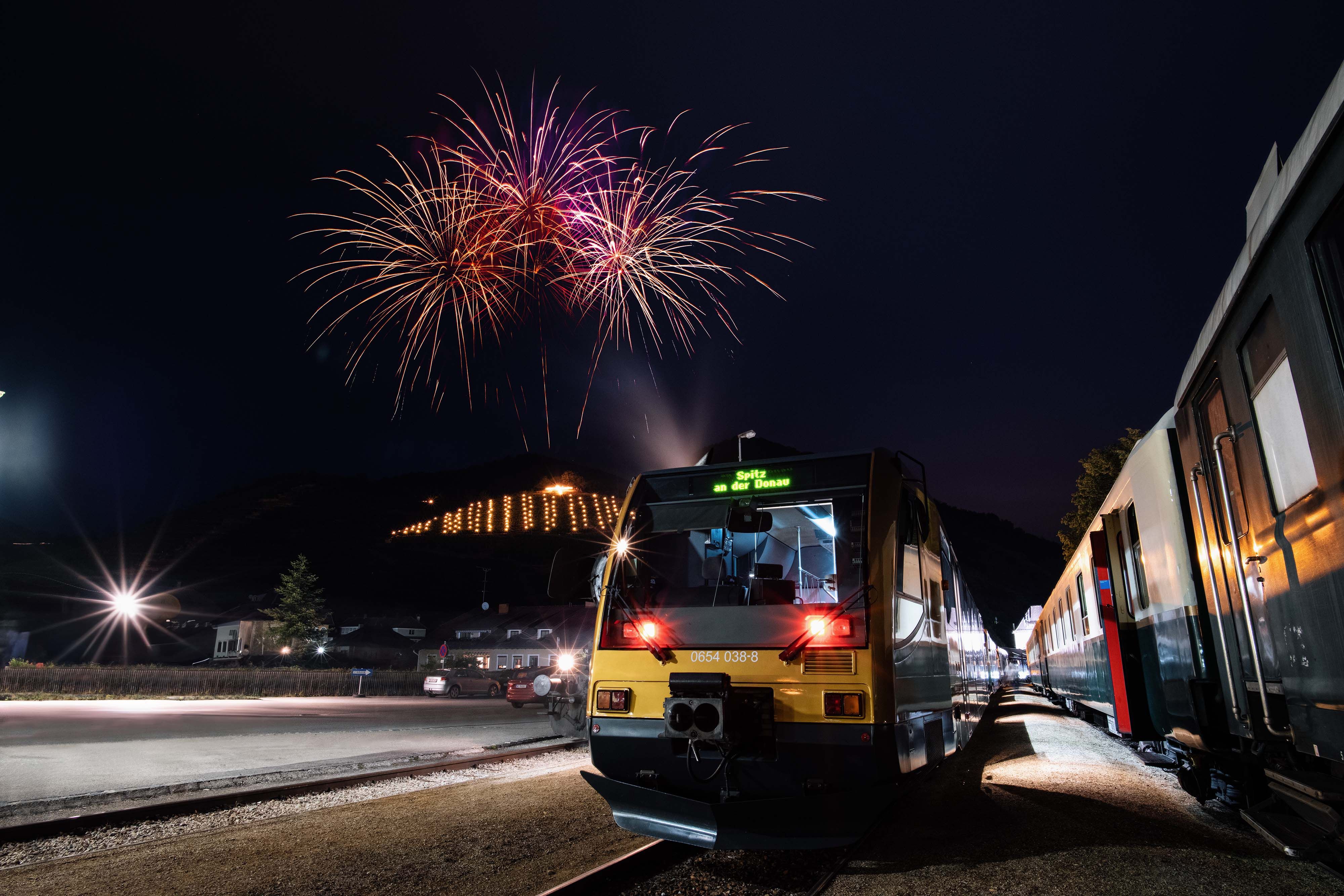 Sommersonnenwende Wachau Spektakel Feuerwerk Wachaubahn