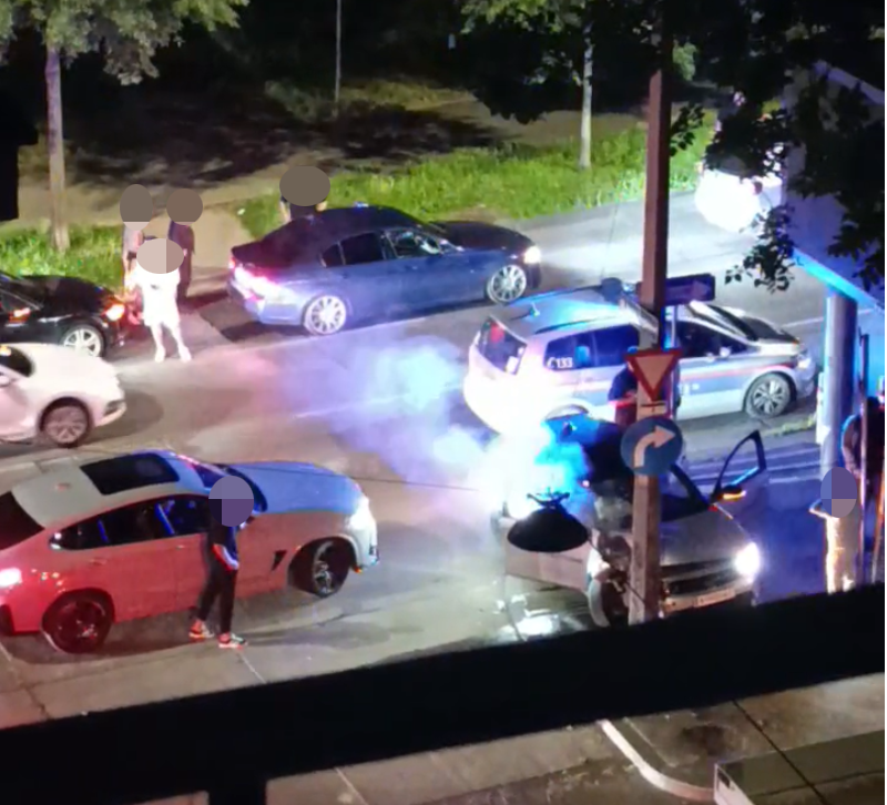 Der Fahrer verlor die Kontrolle und krachte gegen einen Lichtmasten.