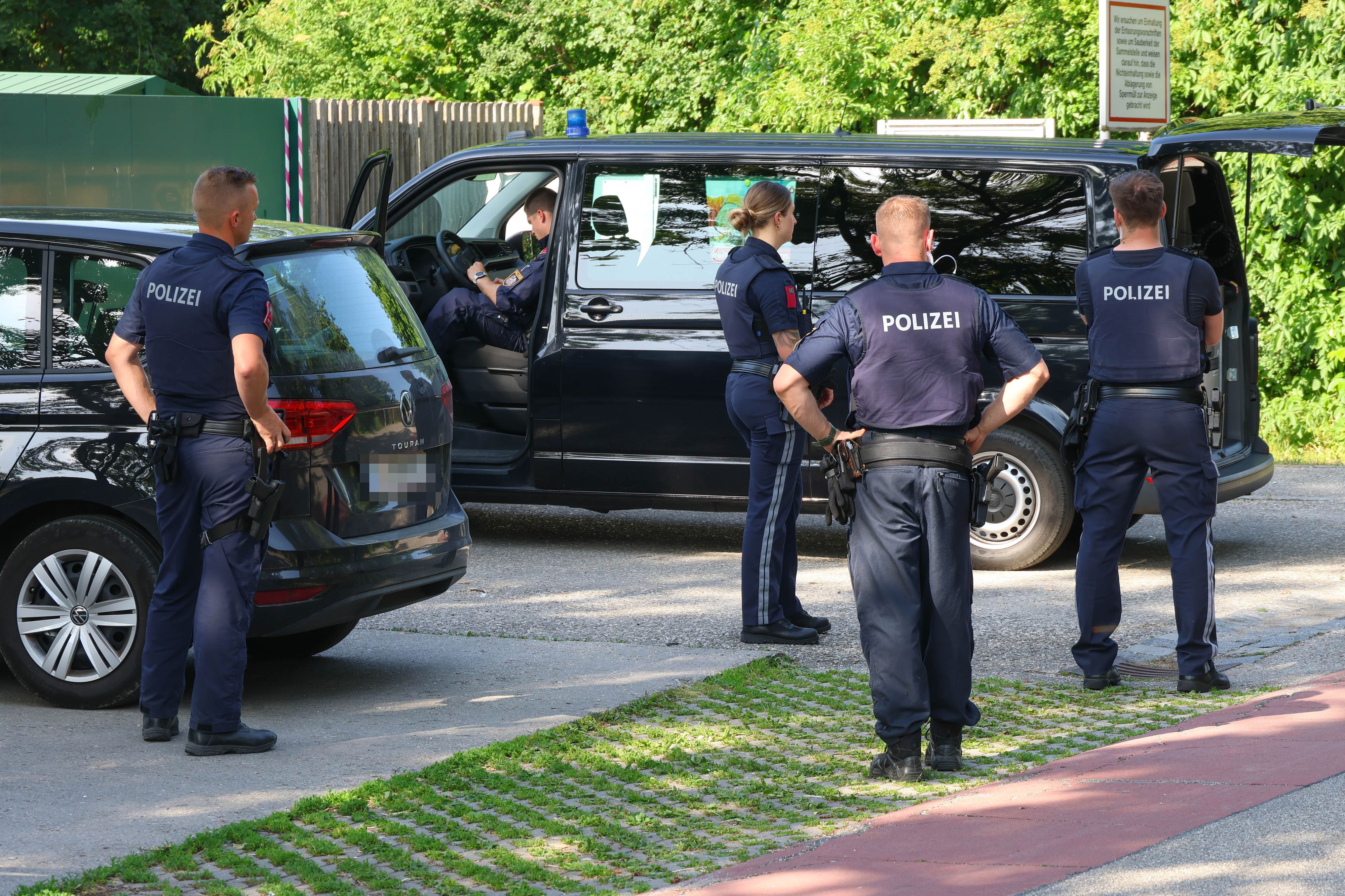 Ein Großaufgebot der Polizei eilte zum Tatort nach Pasching (Bez. Linz-Land).