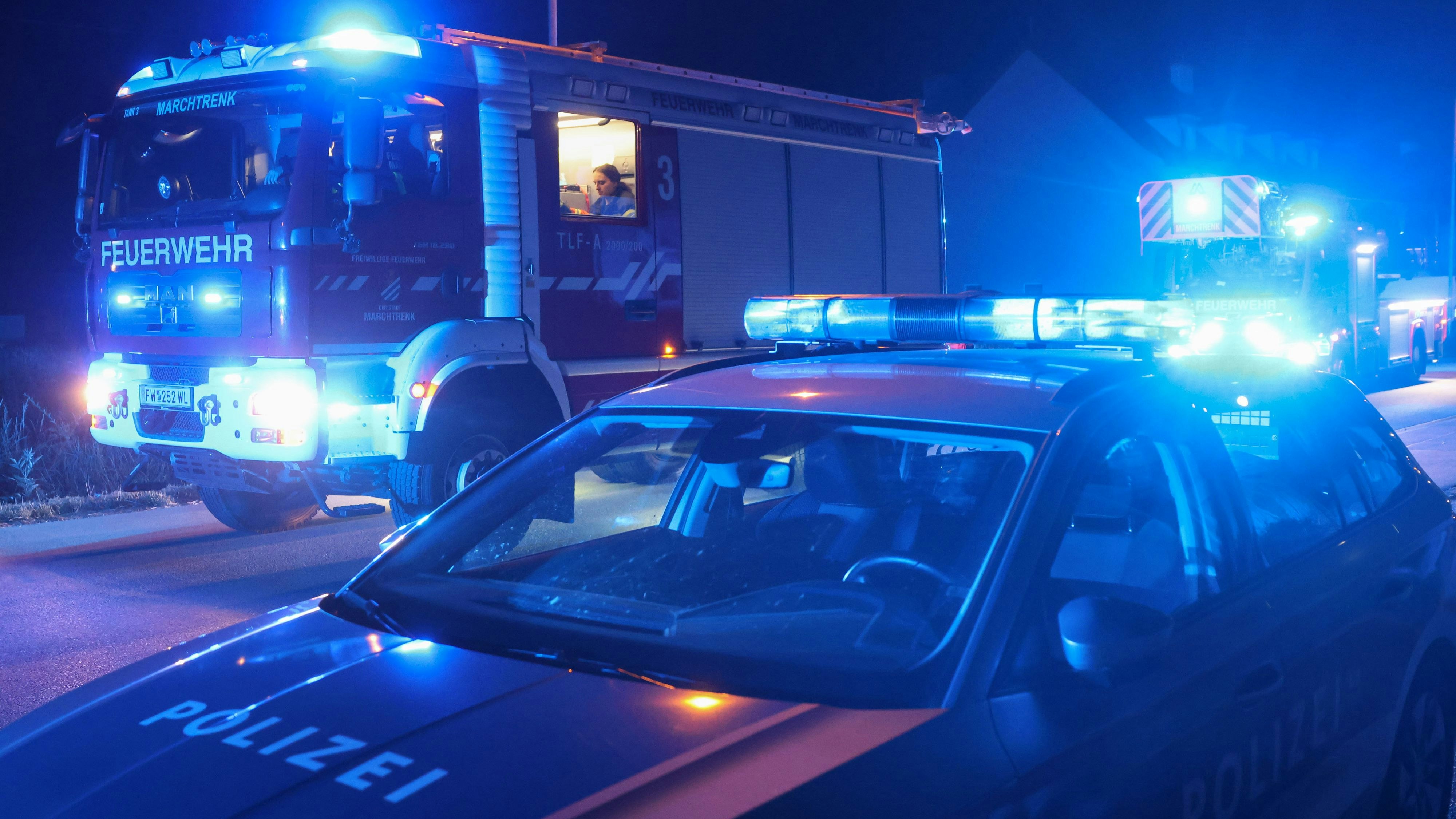 Heute.at - Feuerwehr rückt mitten in der Nacht zu Einsatz aus