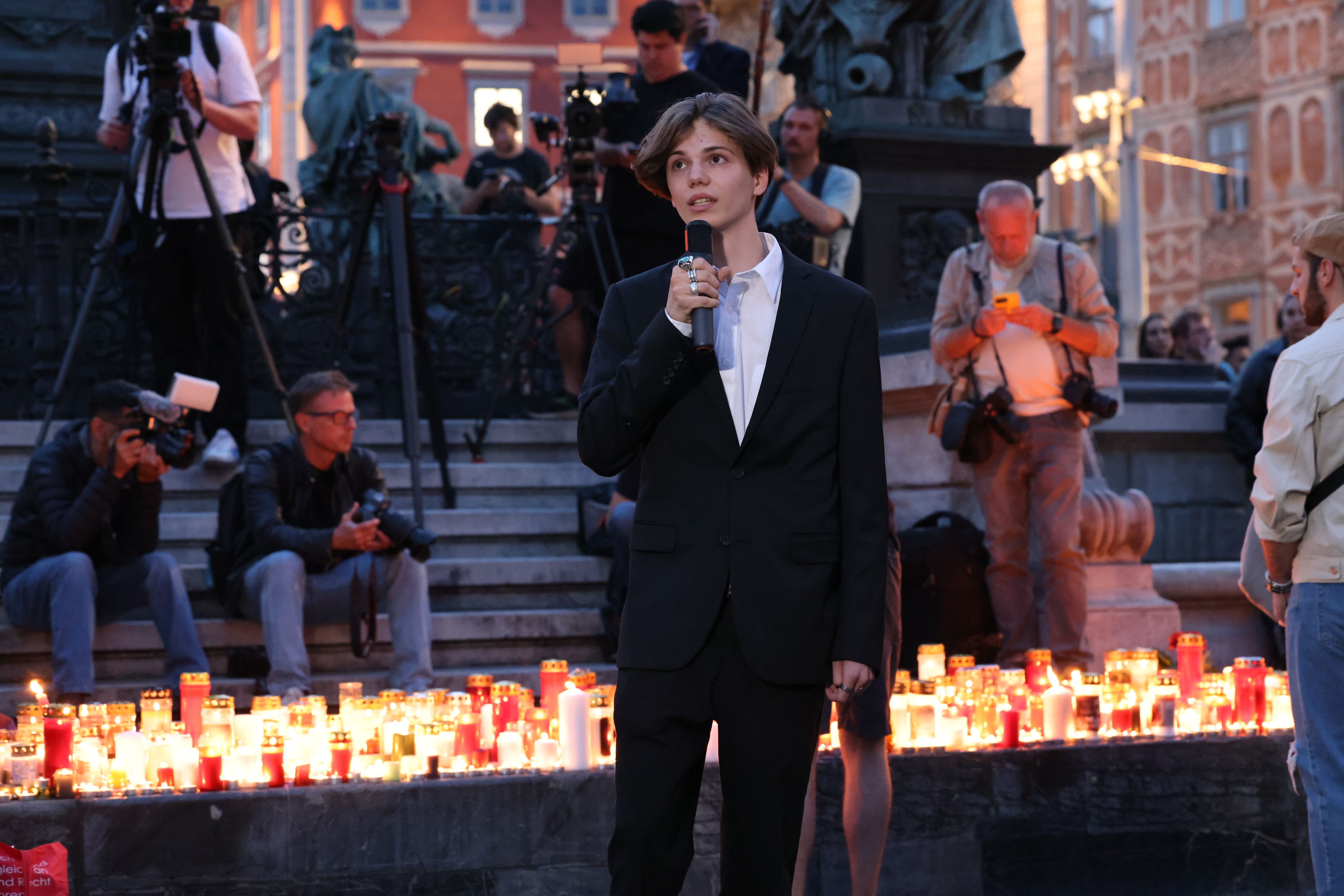 Schulsprecher Ennio Resnik bei der Trauerfeier in Graz