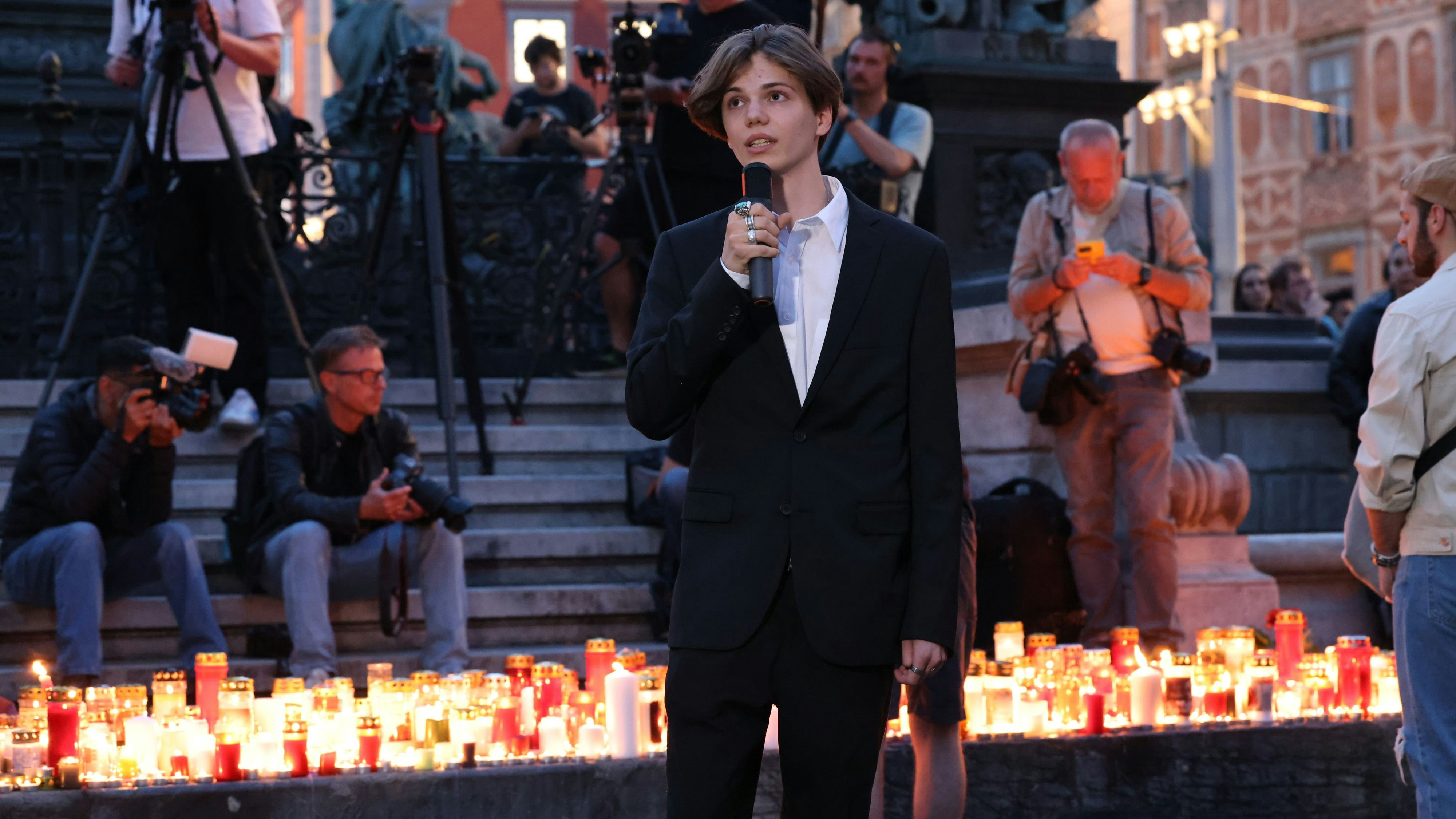 Schulsprecher Ennio Resnik bei der Trauerfeier in Graz