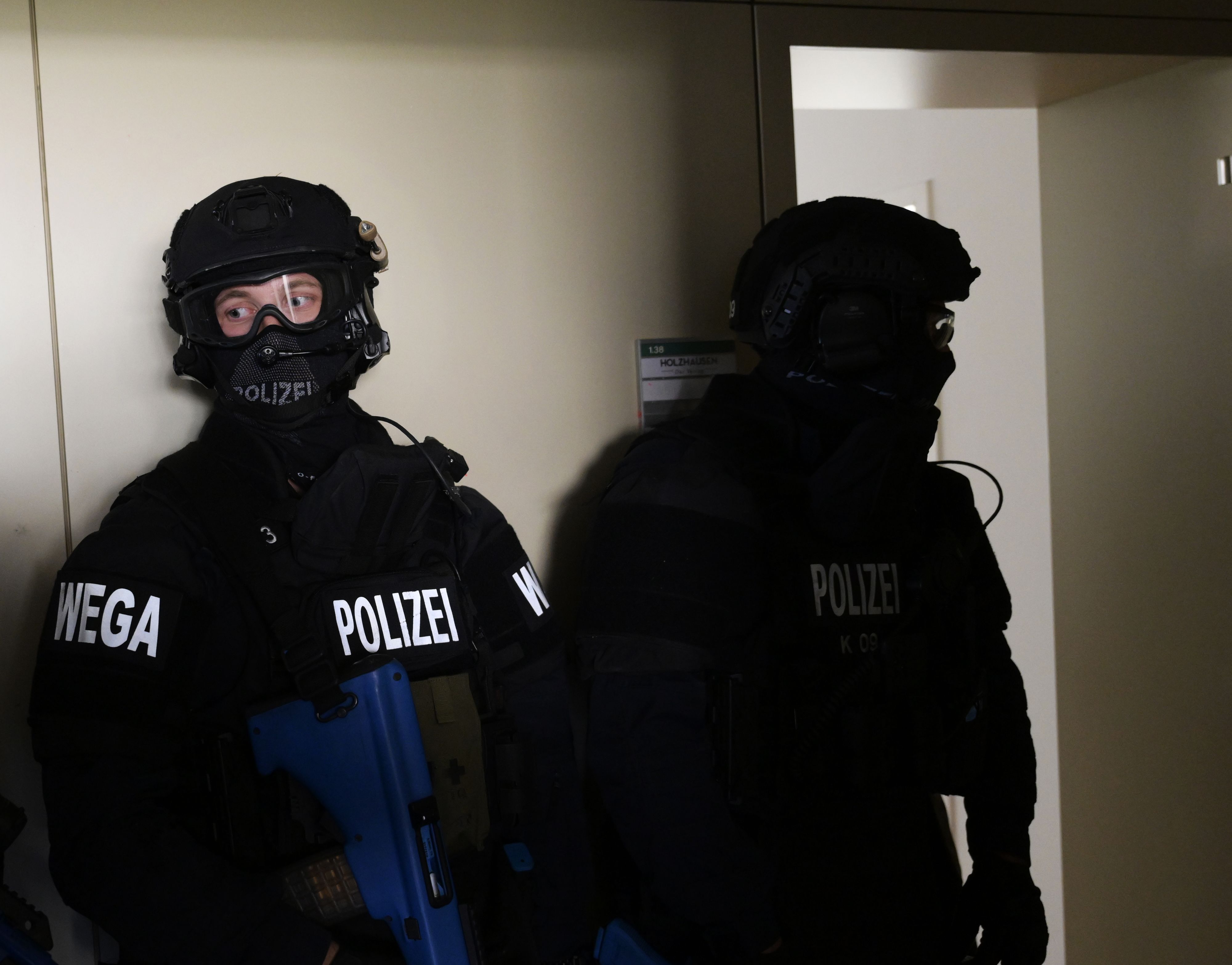 Polizeibeamte der WEGA konnten die Tatverdächtigen festnehmen.