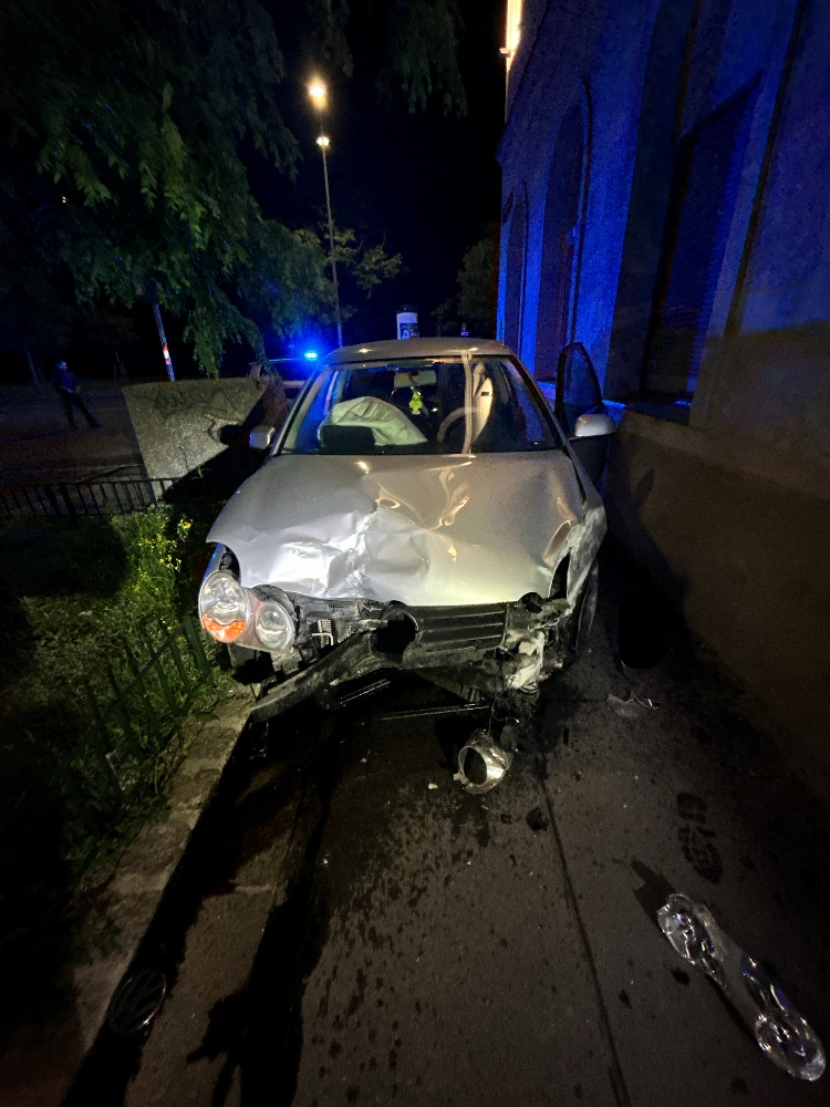 Der Lenker verlor die Kontrolle über das Fahrzeug und prallte gegen eine Hausmauer.