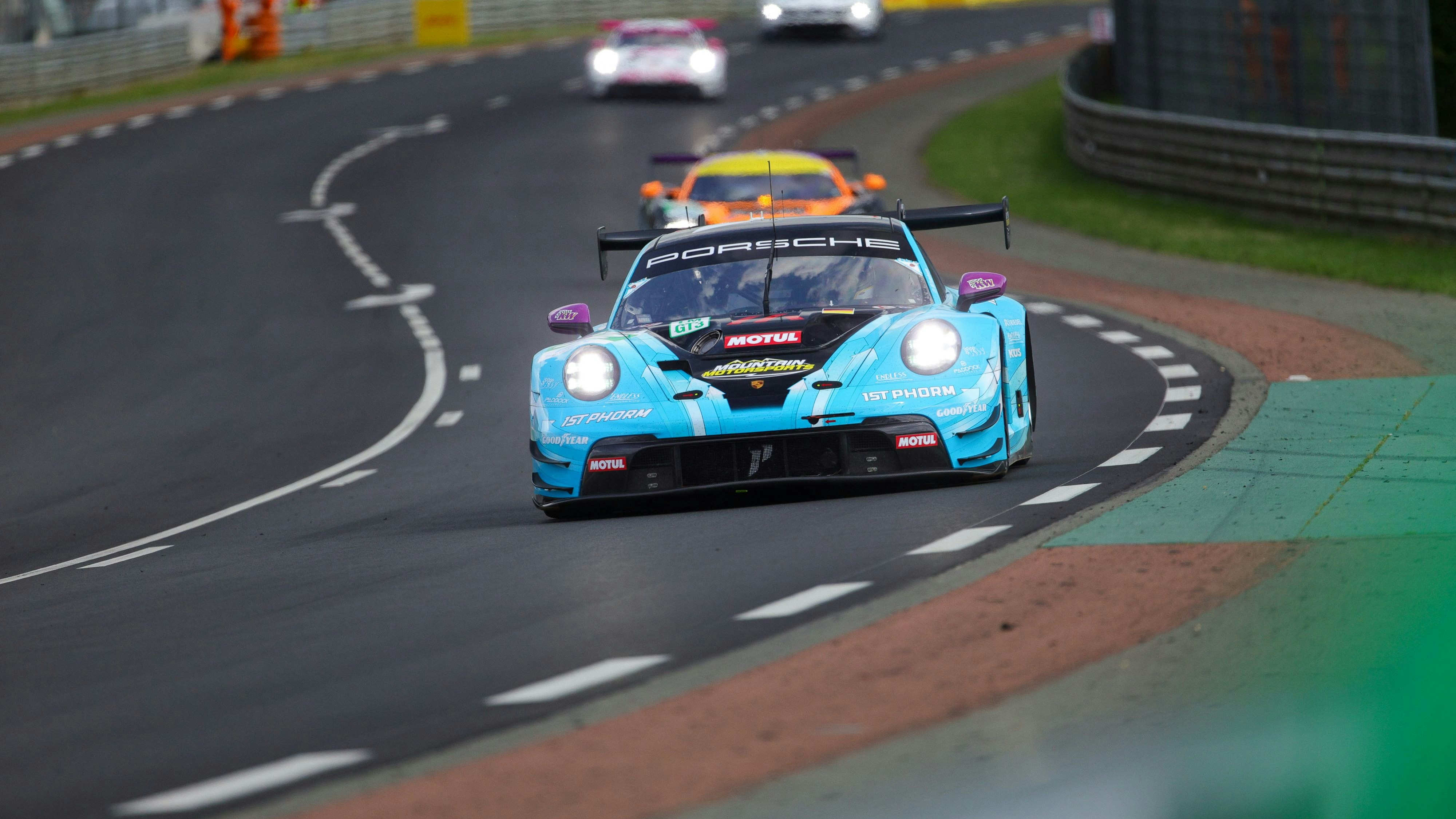 Ryan HARDWICK (USA), Riccardo PERA (ITA), Richard LIETZ (AUT) siegen im Porsche.