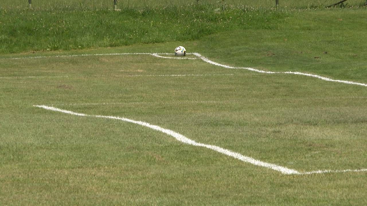 Wie auf hoher See: Der Fußballplatz ist so uneben, dass selbst die Spielfeldlinien Wellen schlagen. Hier rollt kein Ball mehr gerade.