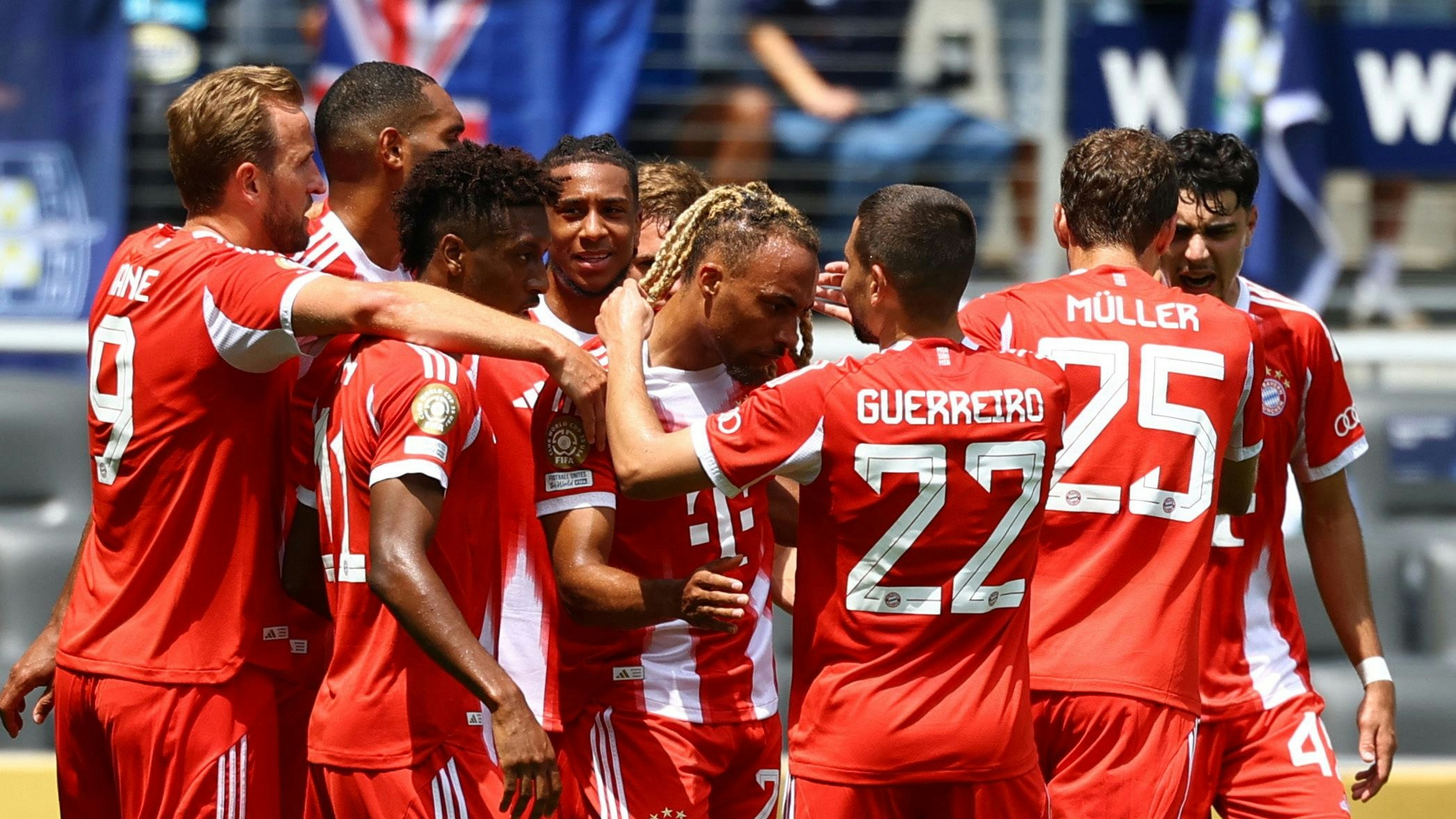 Die Bayern jubeln im Auftaktspiel gegen Auckland.