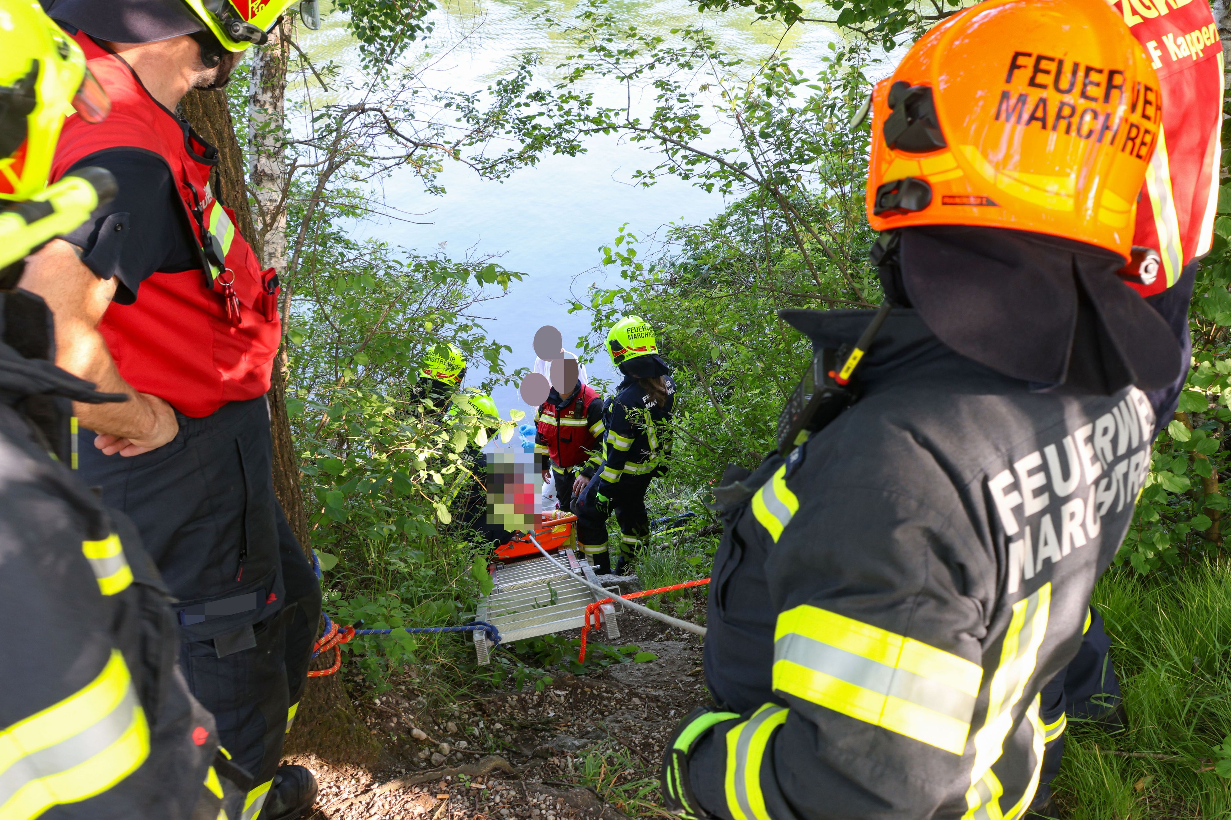 Die Einsatzkräfte konnten den Bub (10) aus der Traun ziehen.
