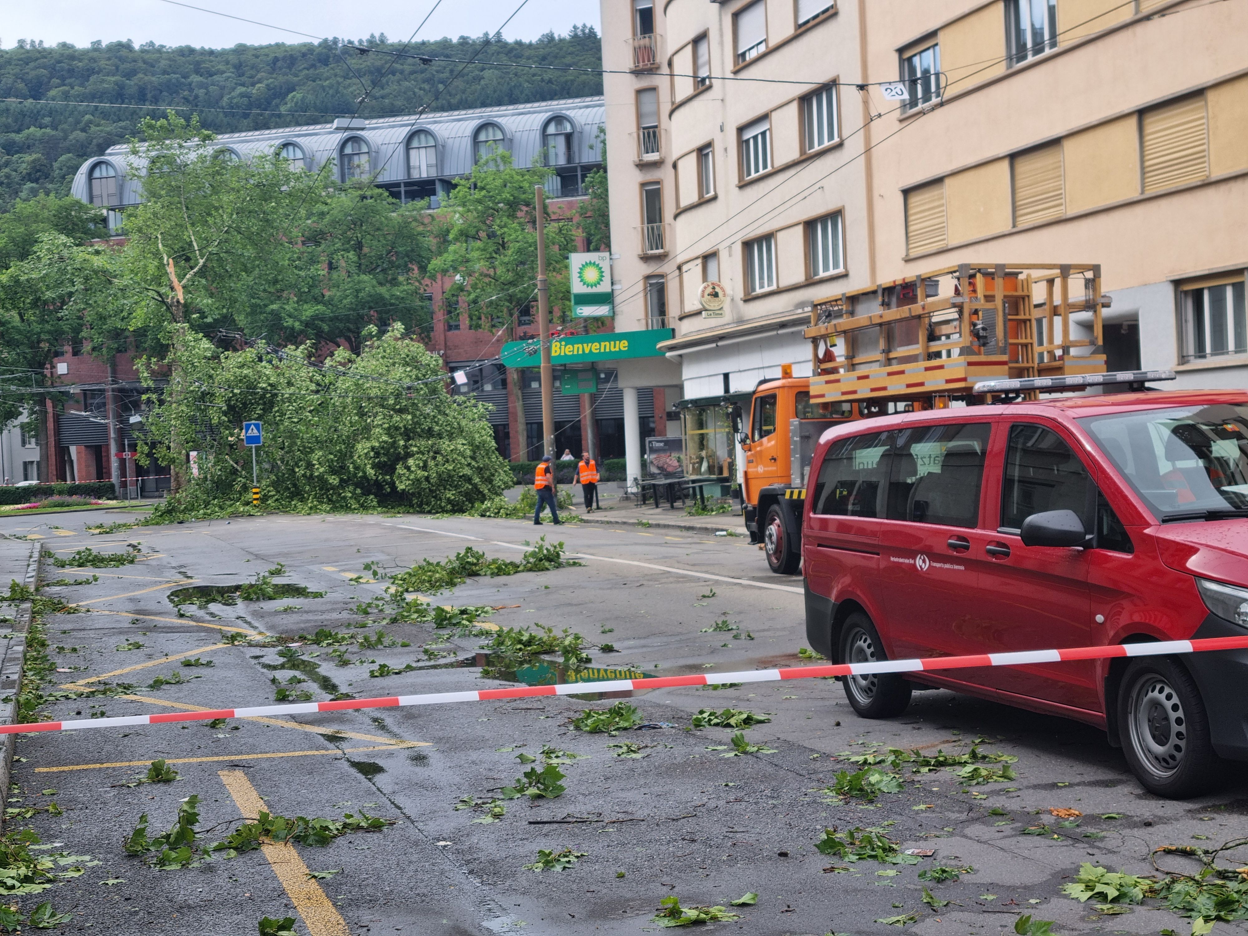 Äste und umgeknickte Bäume liegen nach einem heftigen Gewitter auf dem Place de la Gare in Biel, Schweiz.