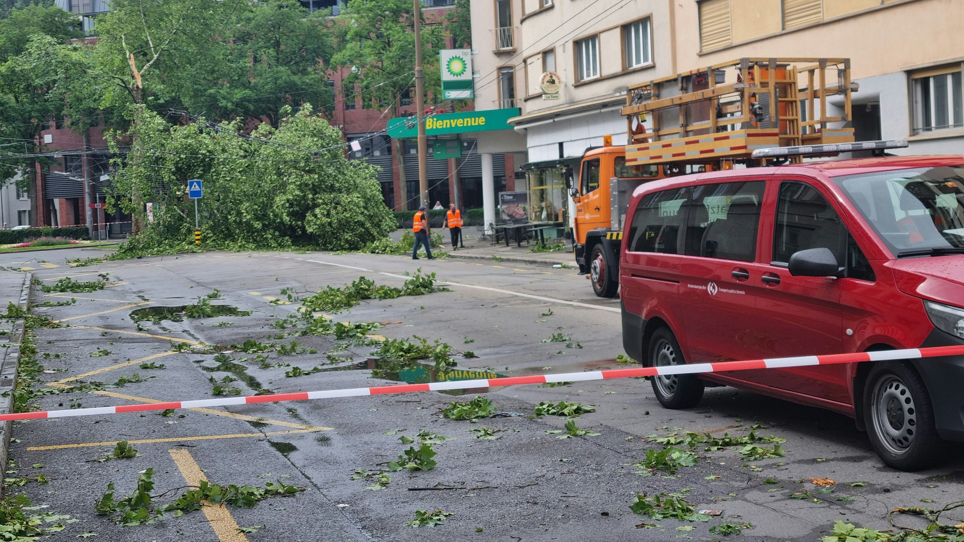 Äste und umgeknickte Bäume liegen nach einem heftigen Gewitter auf dem Place de la Gare in Biel, Schweiz.