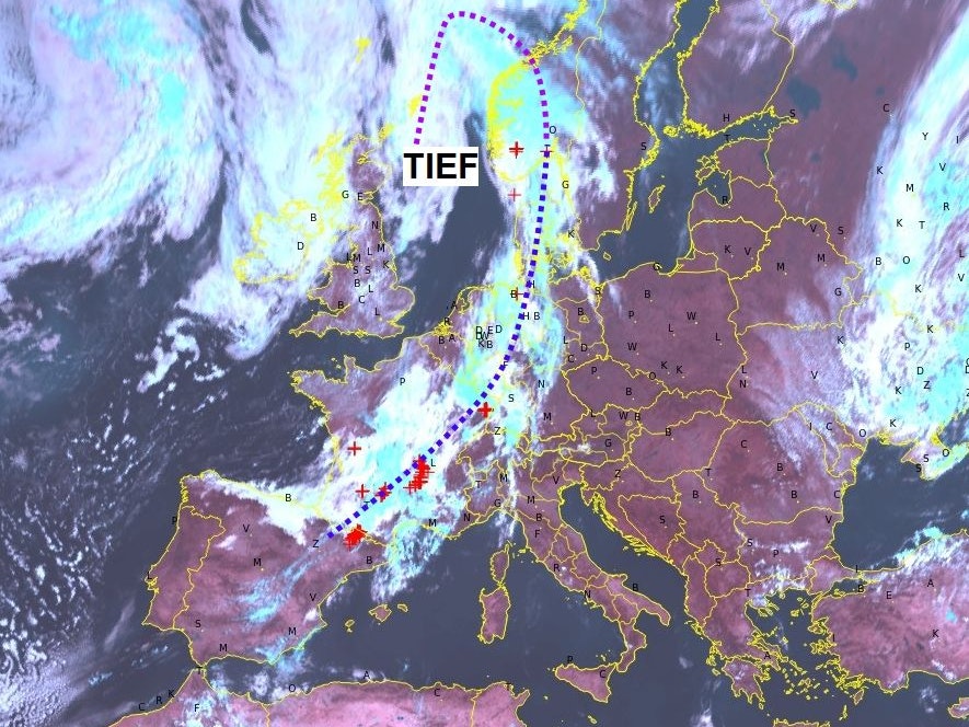 Dieses Satellitenbild zeigt den Verlauf der Kaltfront am Sonntag gegen 11.30 Uhr.