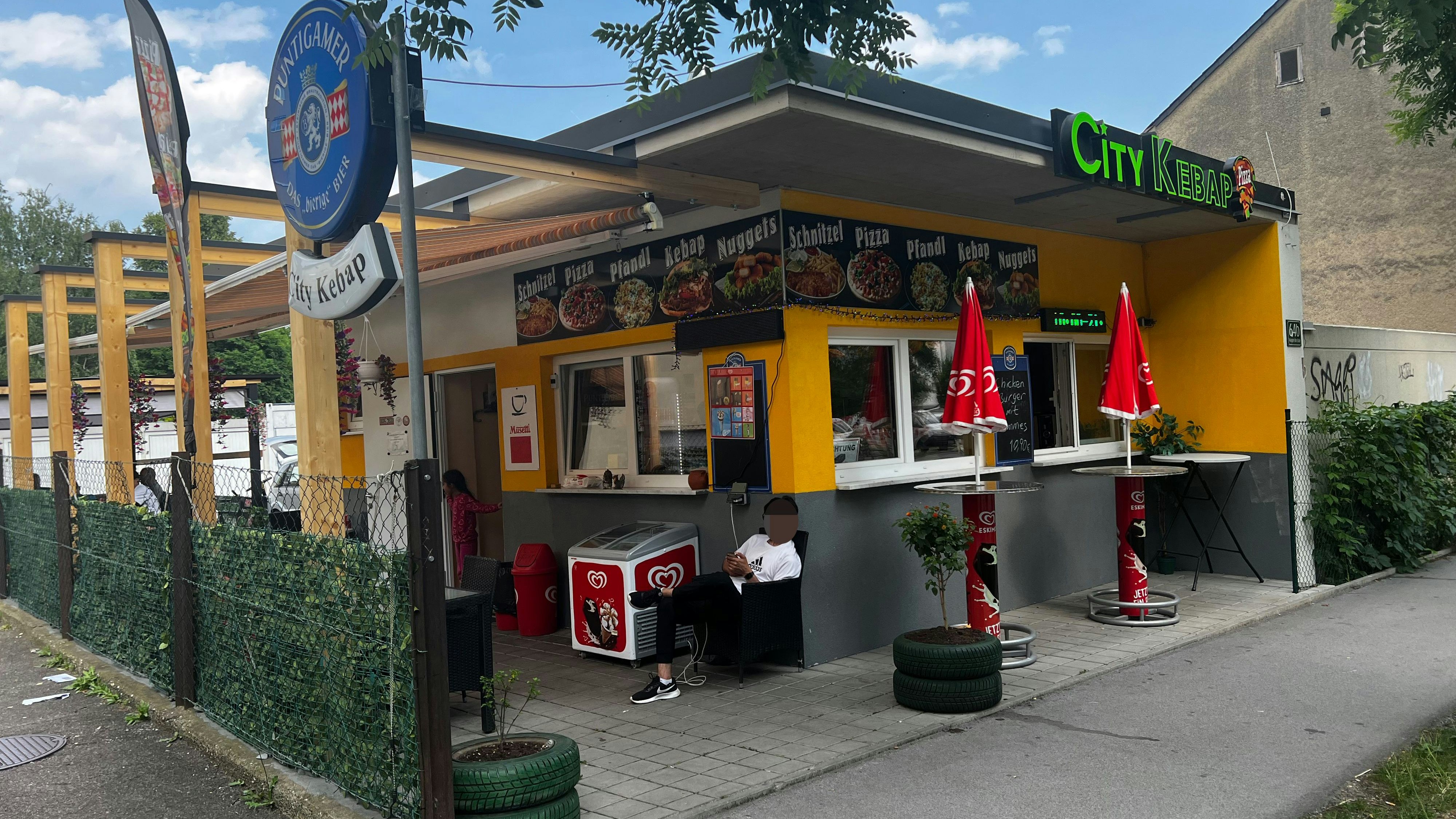 Hier arbeitet Metin Özdemir: Der Imbiss "City Kebab" liegt nur wenige Hundert Meter vom Tatort entfernt.