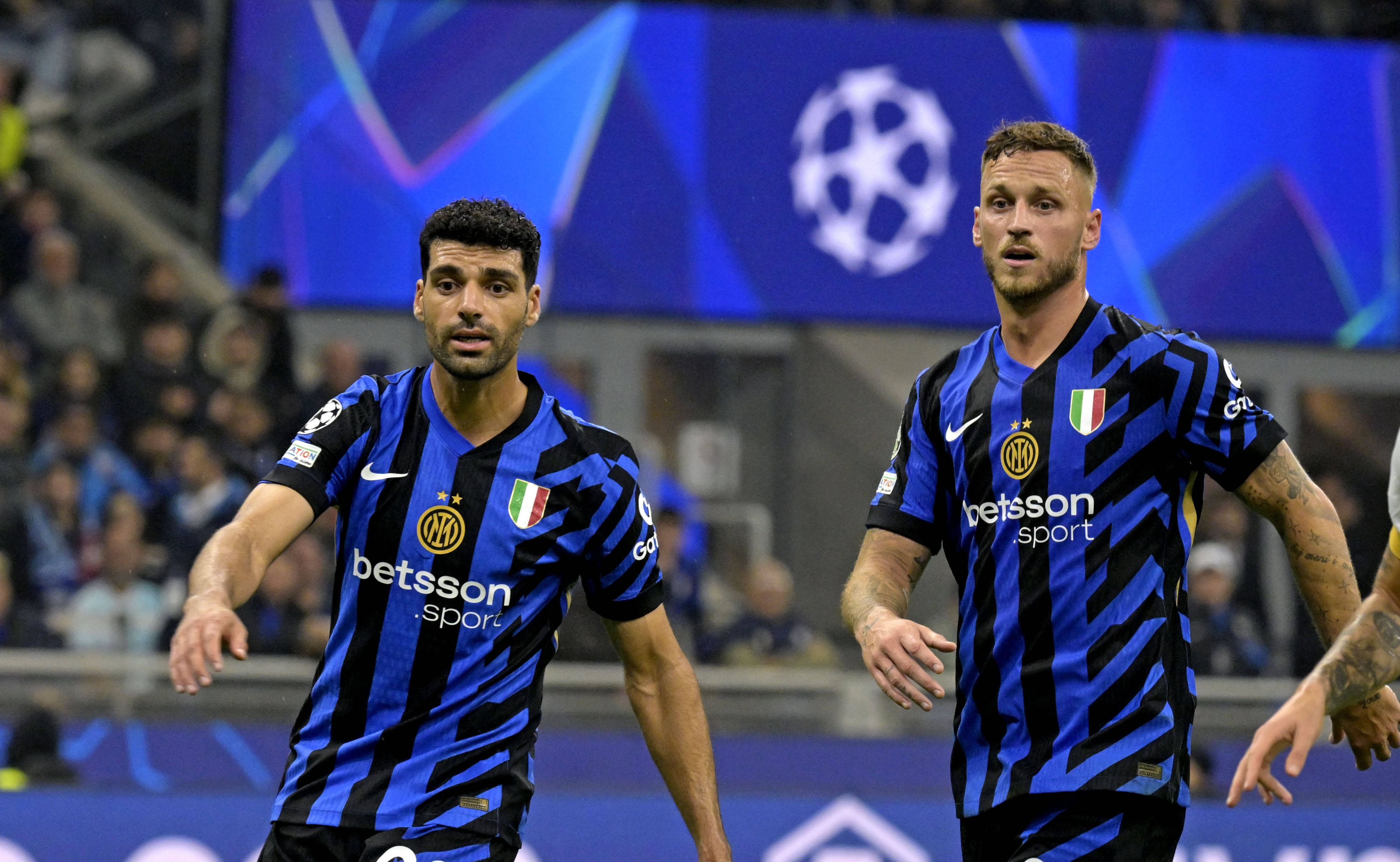 Mehdi Taremi (l.) sitzt am Flughafen im Iran fest. 