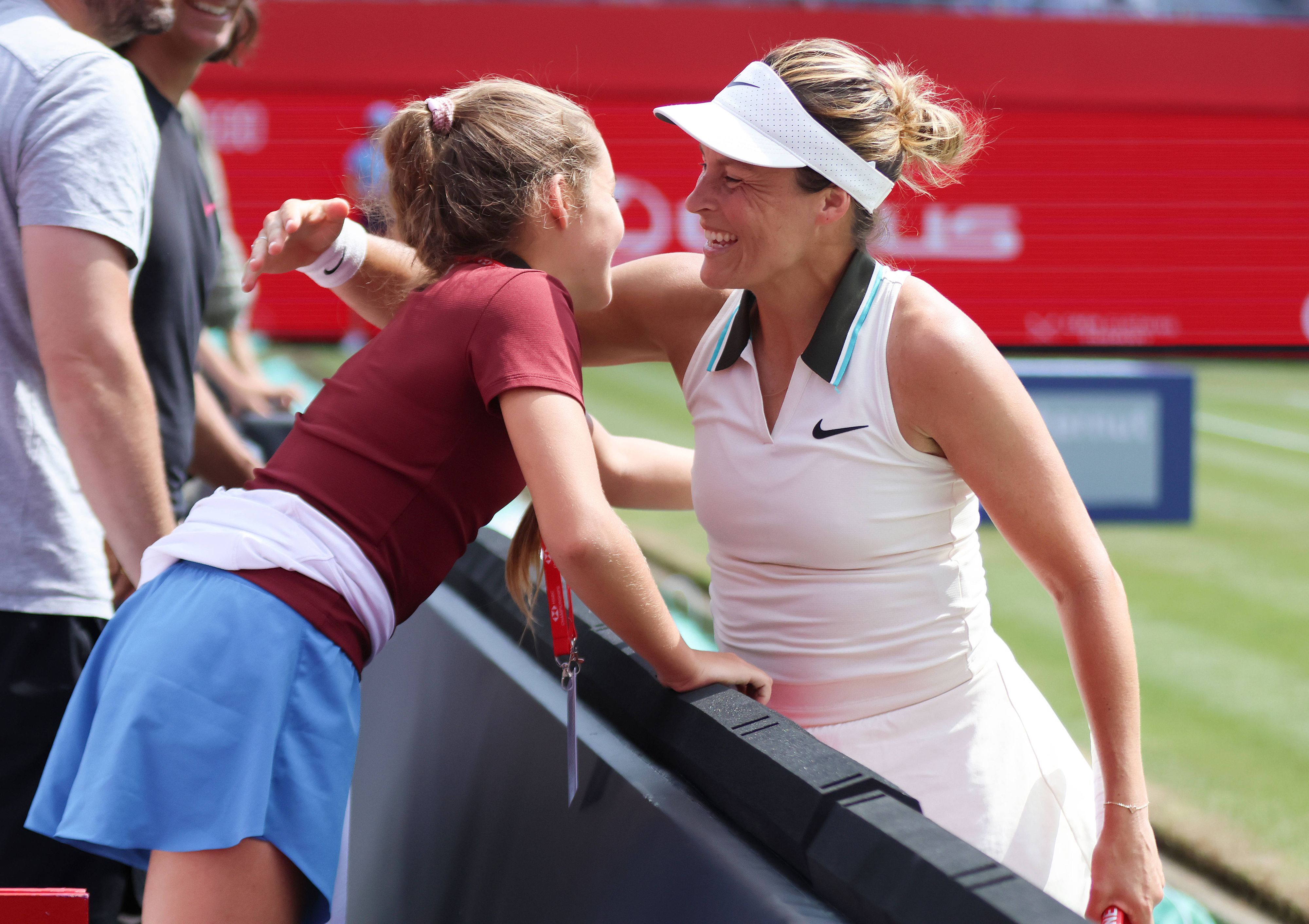 Tatjana Maria herzt ihre Tochter nach dem Triumph in London.