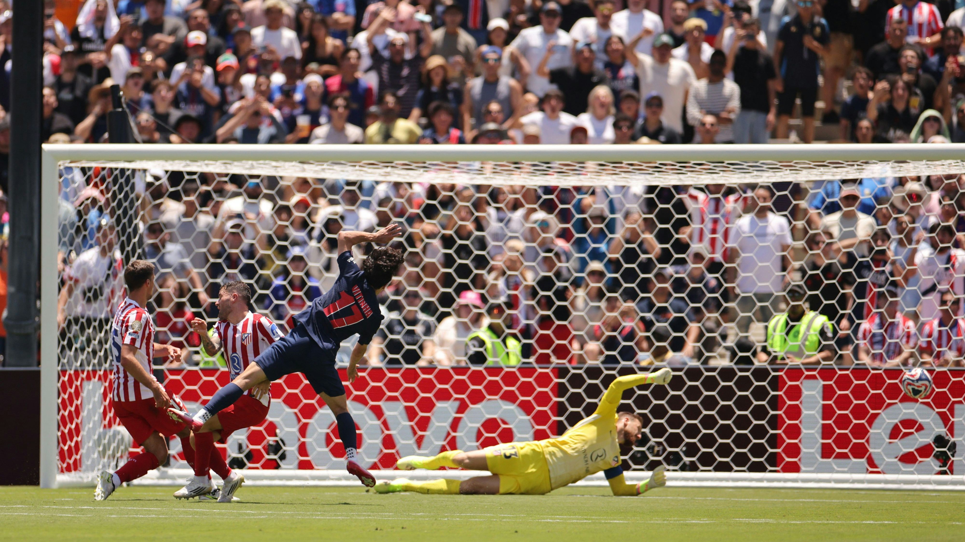 Oblak streckt sich bei Vitinhas Schuss vergeblich.
