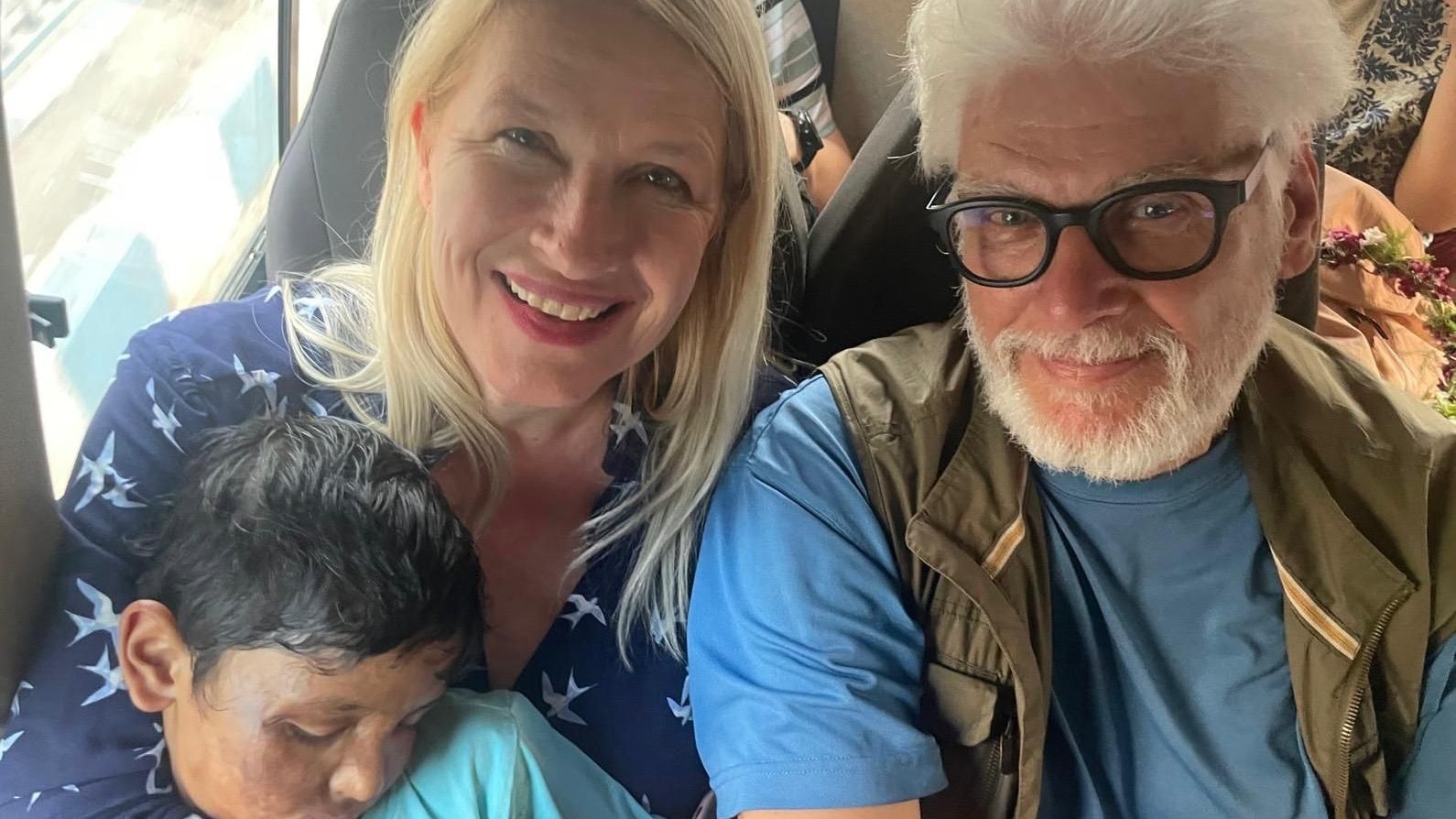 Claudia Stöckl mit Partner Udo Reichmann und Som, dem geholfen wird.