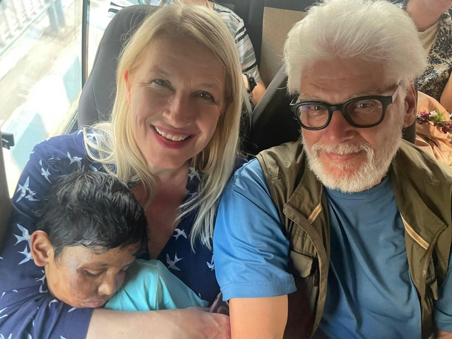 Claudia Stöckl mit Partner Udo Reichmann und Som, dem geholfen wird.