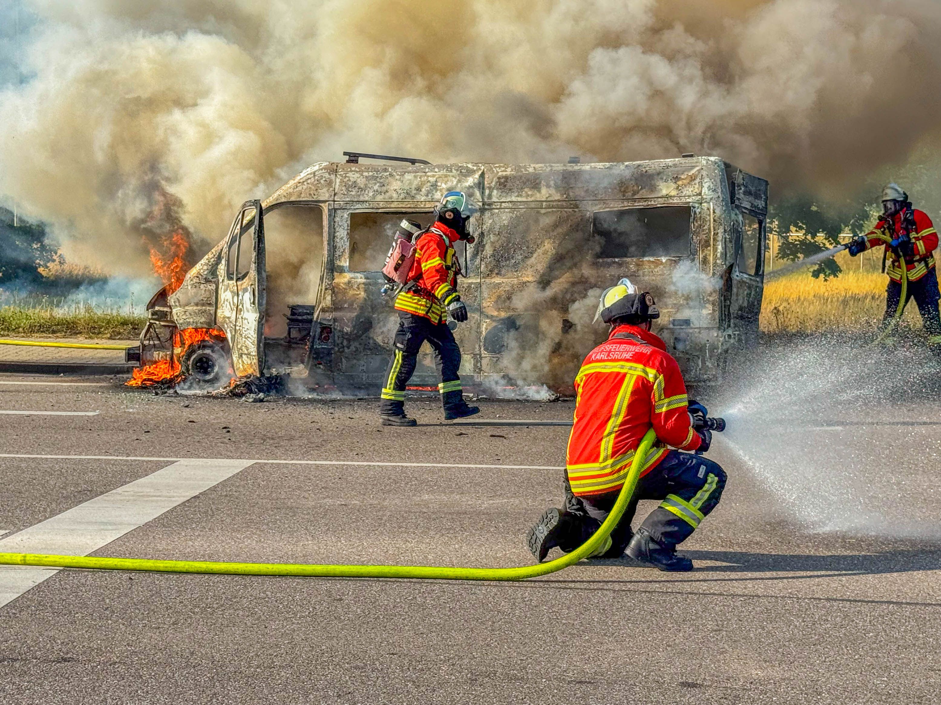 Großeinsatz in Karlsruhe – Wohnmobil explodiert während der Fahrt ...