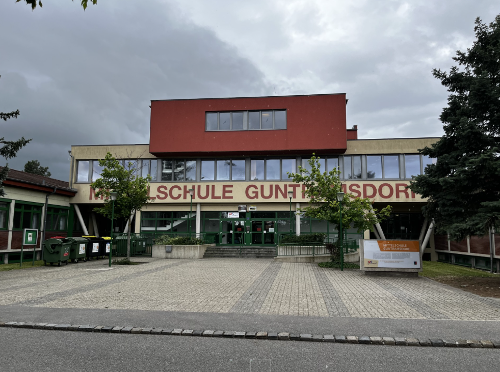Die Mittelschule in Guntramsdorf war von der Polizei geräumt worden.