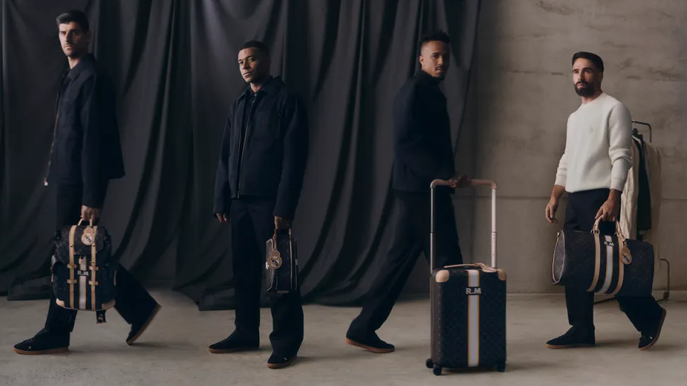 Von Kopf bis Fuß in Louis Vuitton und auch die Reise-Accessoires stammen vom Luxuskonzern. Natürlich dürfen die Initialen auf den Taschen nicht fehlen, damit sie im Mannschaftsbus nicht verwechselt werden.