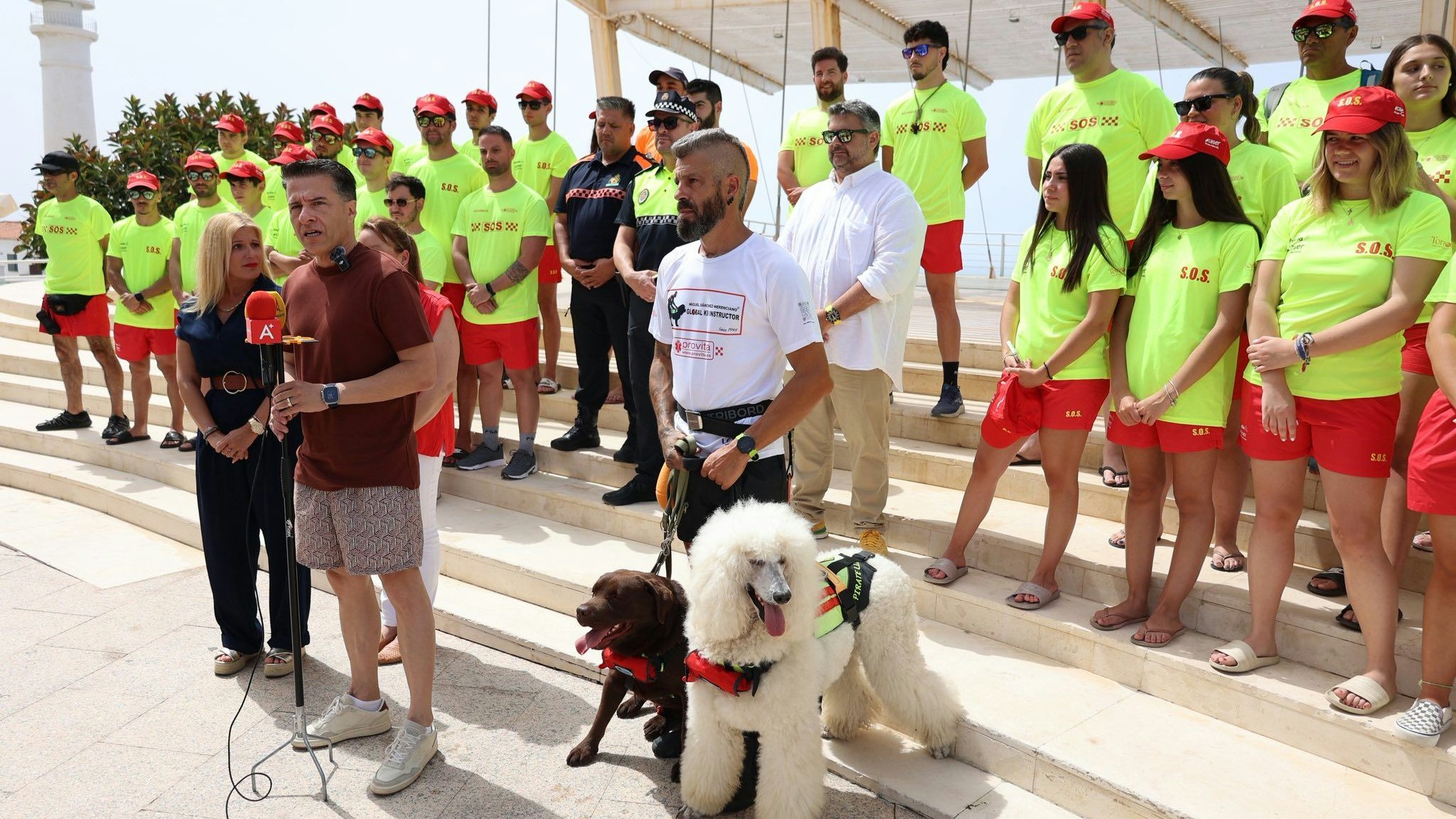 Bürgermeister Óscar Medina (l.) ist stolz auf "einen der besten Strandüberwachungsdienst des Kontinents"